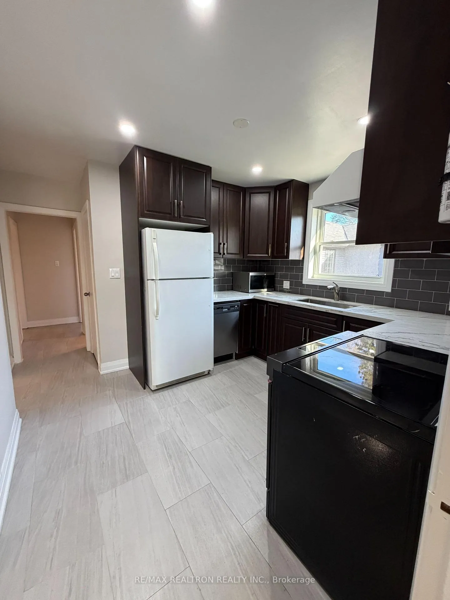 Photo 4 of 16 Forest Road, Ajax, South East — HOMEH