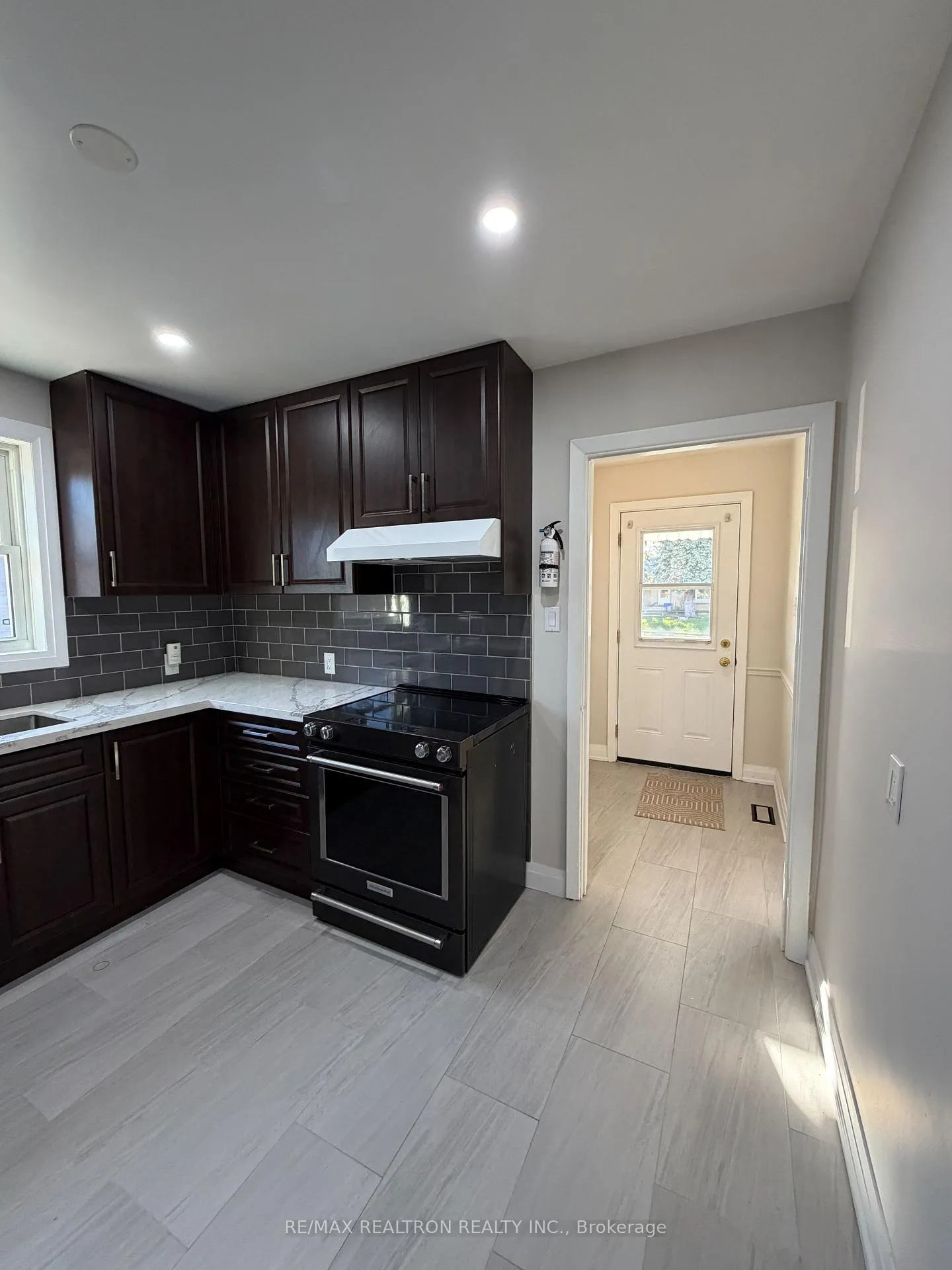 Photo 5 of 16 Forest Road, Ajax, South East — HOMEH