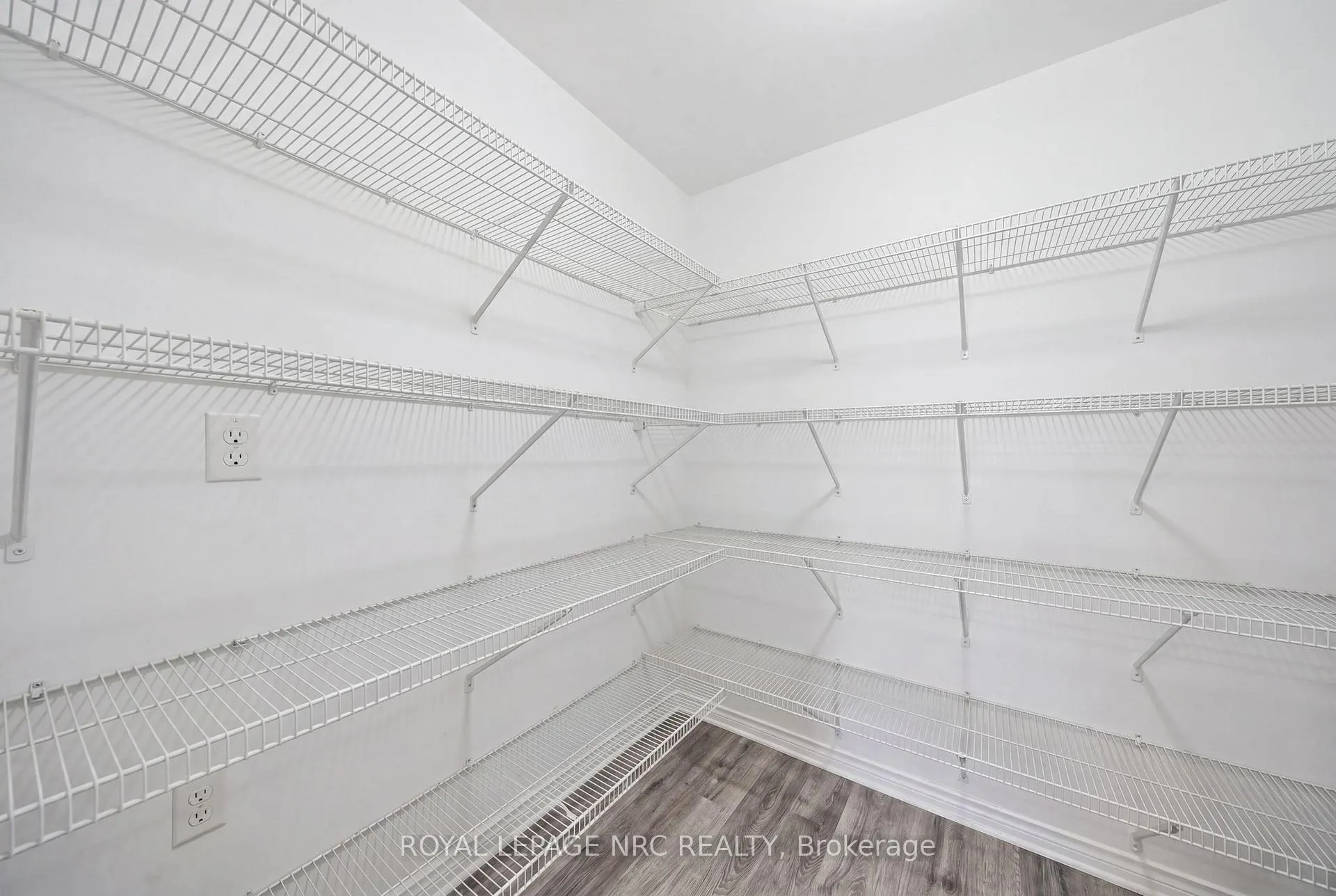 Photo 17 of 4071 Thomas Street, Lincoln, Beamsville — HOMEH