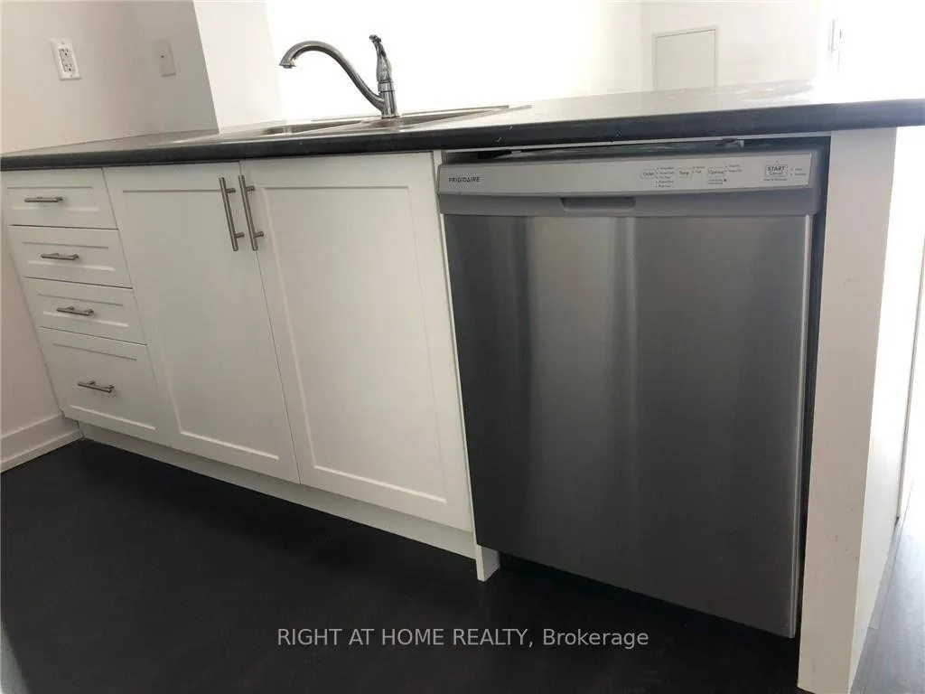 Photo 10 of Unit 404, 101 Shoreview Place, Hamilton, Lakeshore — HOMEH