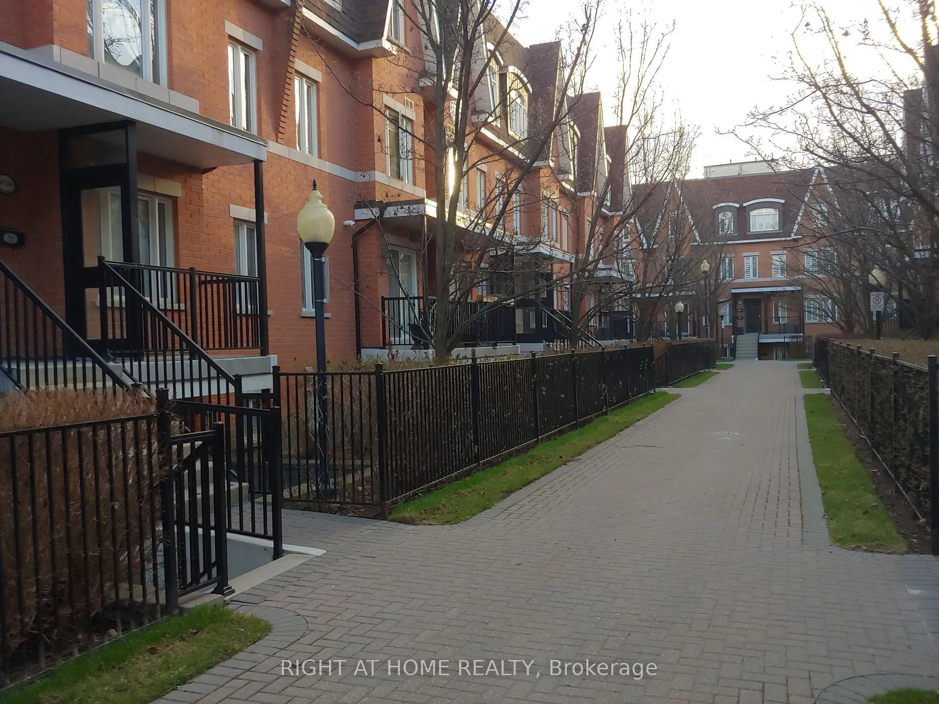 Photo 2 of Unit 162, 310 John Street, Markham, Aileen-Willowbrook — HOMEH