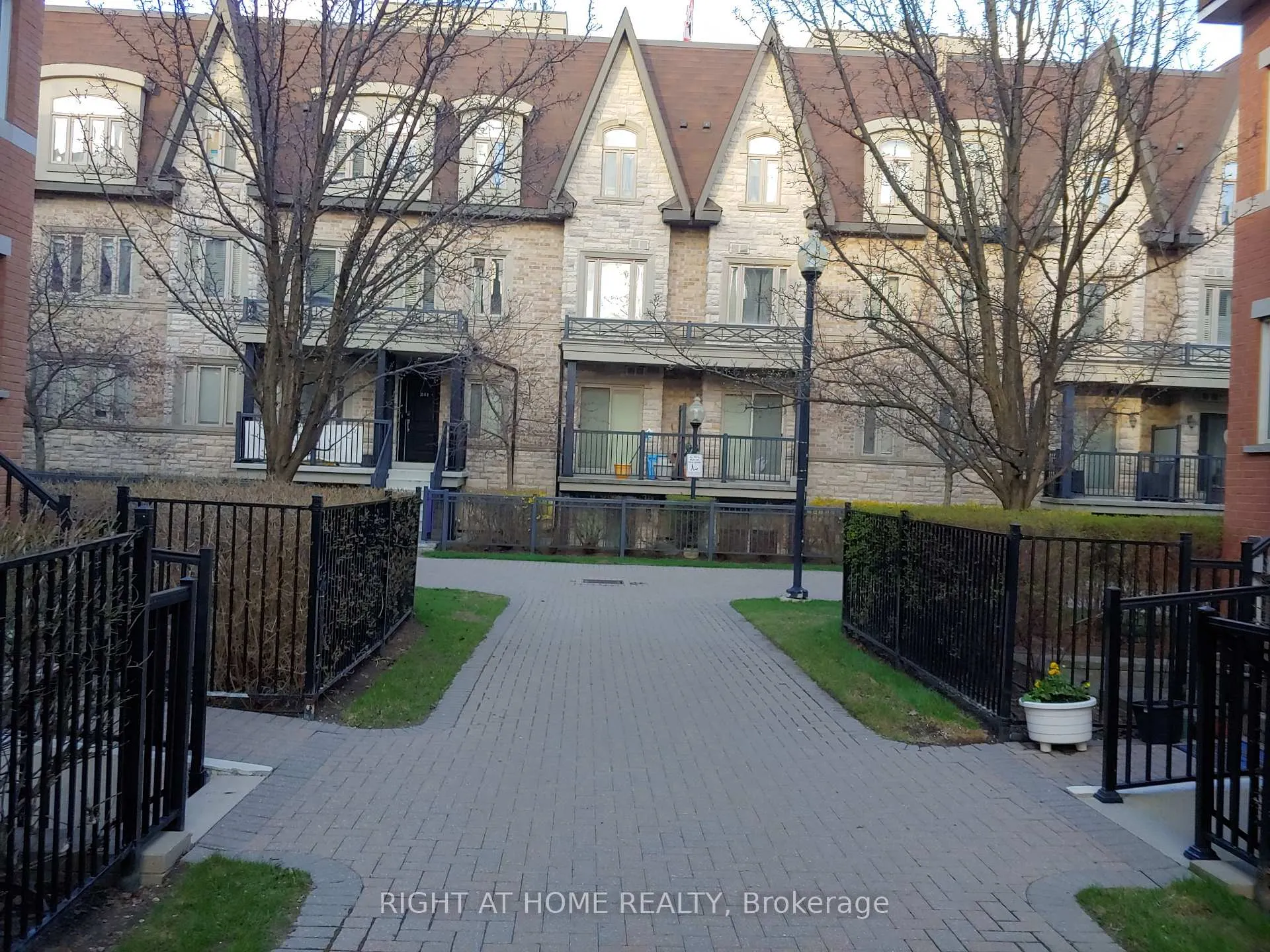 Photo 3 of Unit 162, 310 John Street, Markham, Aileen-Willowbrook — HOMEH