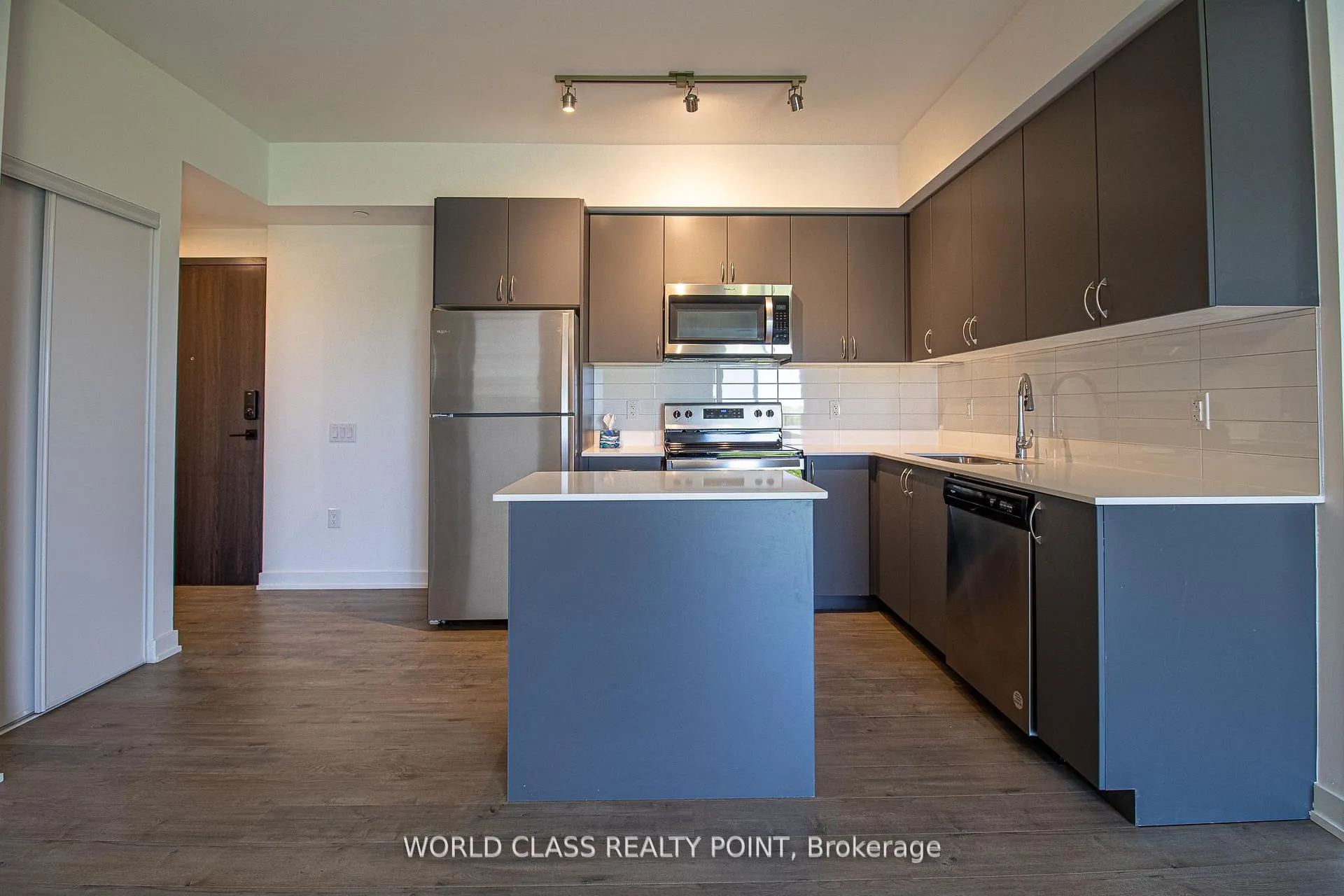 Photo 3 of Unit 1007, 56 Lakeside Terrace, Barrie, Little Lake — HOMEH