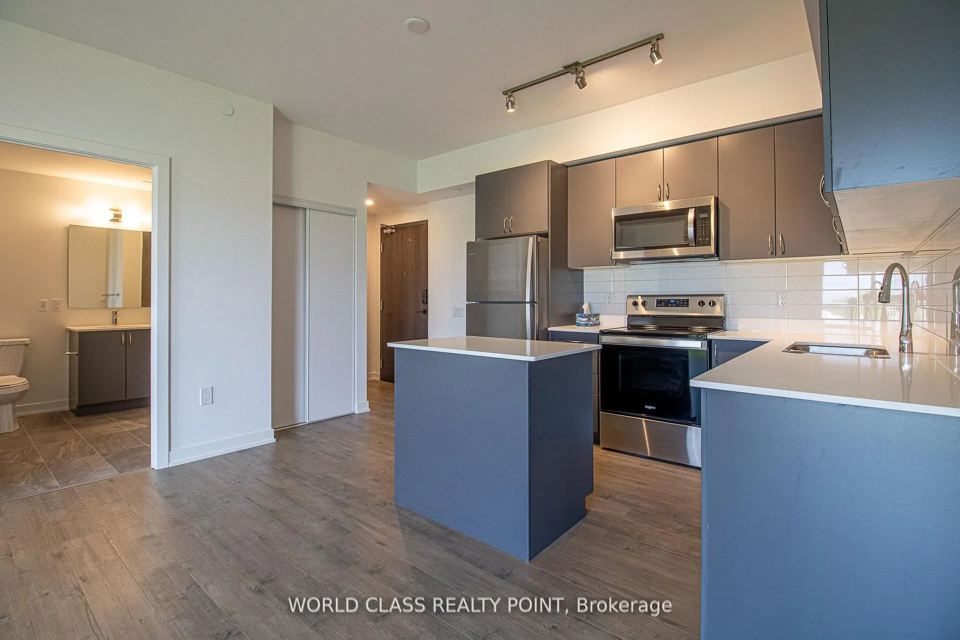 Photo 4 of Unit 1007, 56 Lakeside Terrace, Barrie, Little Lake — HOMEH