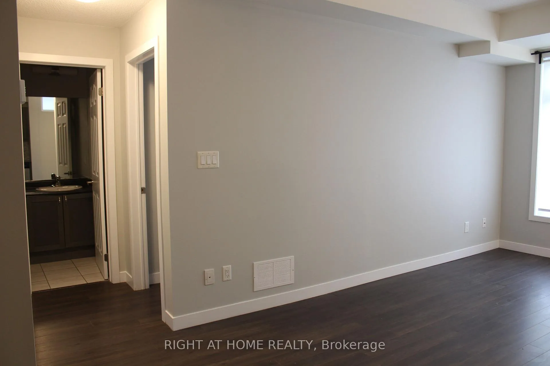 Photo 3 of Unit 17, 6 Bicknell Avenue, Toronto, Keelesdale-Eglinton West — HOMEH