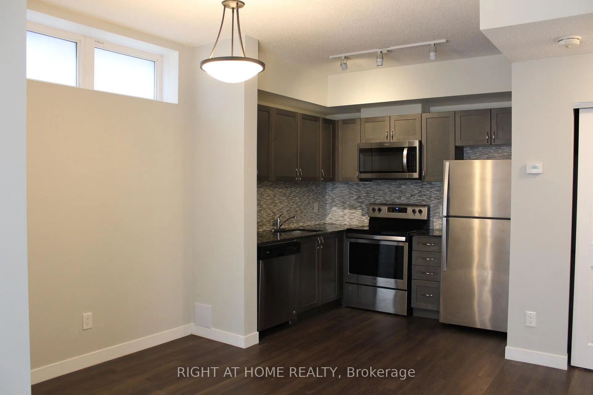 Photo 4 of Unit 17, 6 Bicknell Avenue, Toronto, Keelesdale-Eglinton West — HOMEH