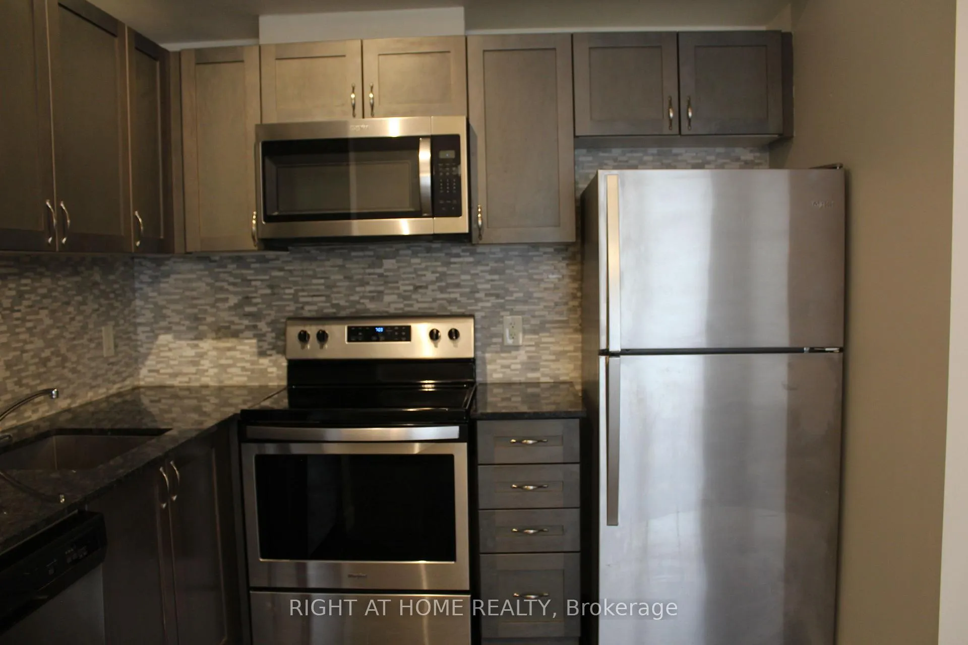 Photo 6 of Unit 17, 6 Bicknell Avenue, Toronto, Keelesdale-Eglinton West — HOMEH