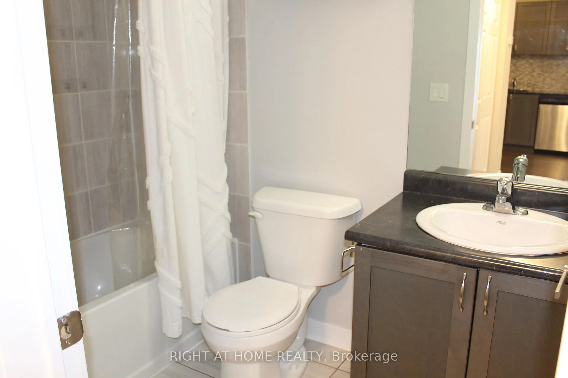 Photo 8 of Unit 17, 6 Bicknell Avenue, Toronto, Keelesdale-Eglinton West — HOMEH