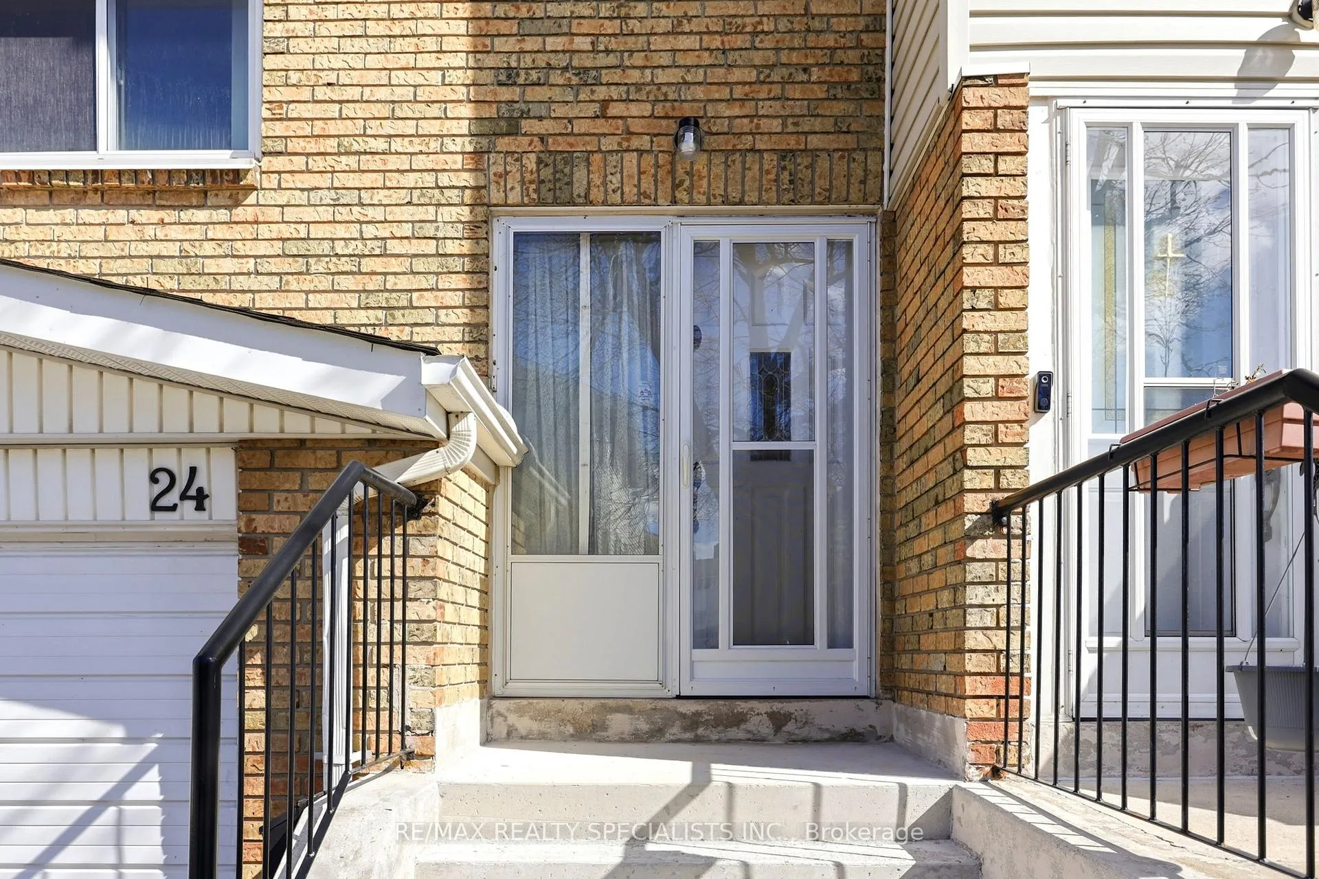 Photo 3 of 24 Lincoln Court E, Brampton, Bramalea West Industrial — HOMEH