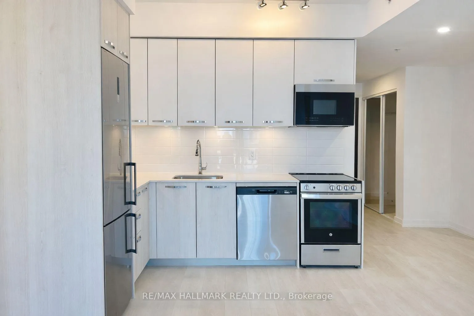 Front of Unit 713, 75 James Street S