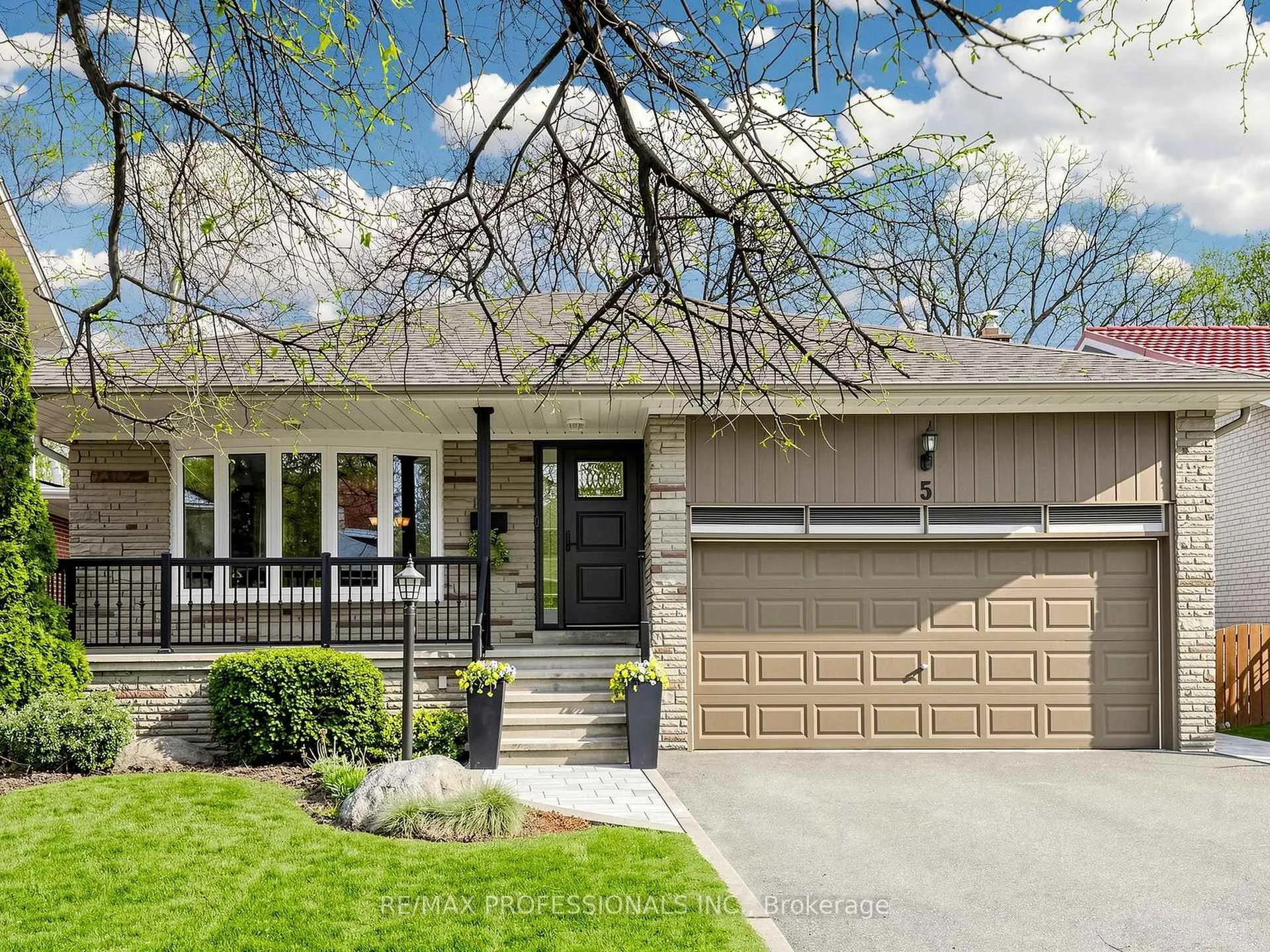 Photo 2 of 5 Muirdale Avenue, Etobicoke, Willowridge-Martingrove-Richview — HOMEH