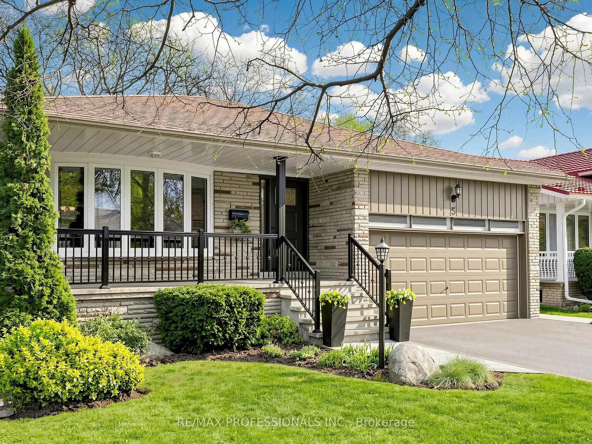 Photo 3 of 5 Muirdale Avenue, Etobicoke, Willowridge-Martingrove-Richview — HOMEH