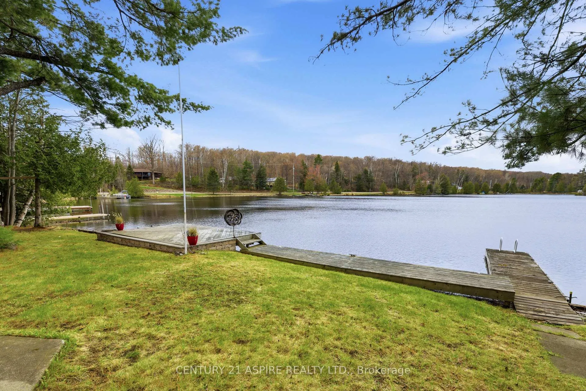 Photo 3 of 1023 Perry Point Lane, Frontenac, Frontenac North — HOMEH