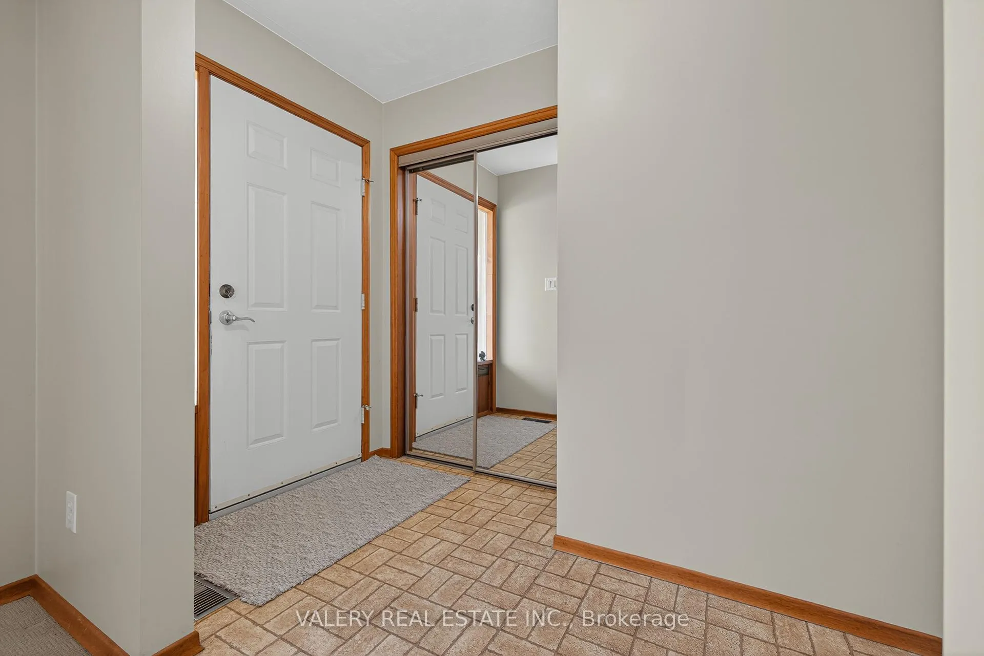 Photo 3 of 2063 Old Mill Road, Kitchener — HOMEH