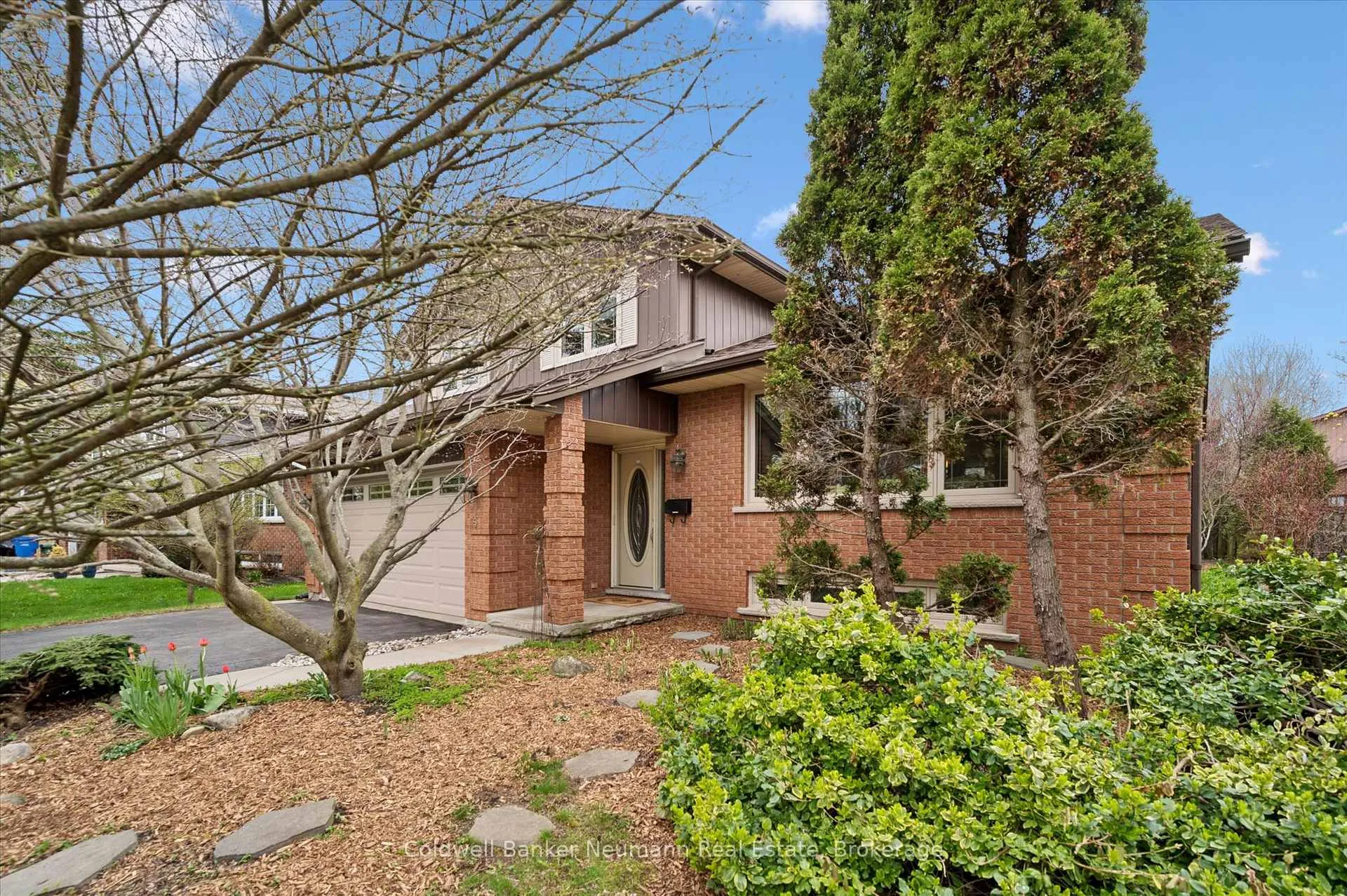 Photo 3 of 5 Ervin Crescent, Guelph, Kortright West — HOMEH