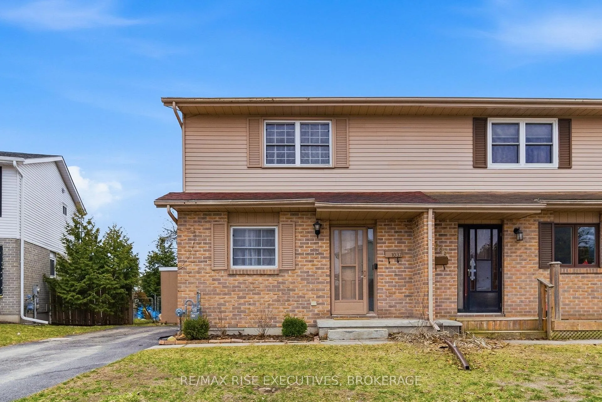 Front of 1037 Hickorywood Crescent