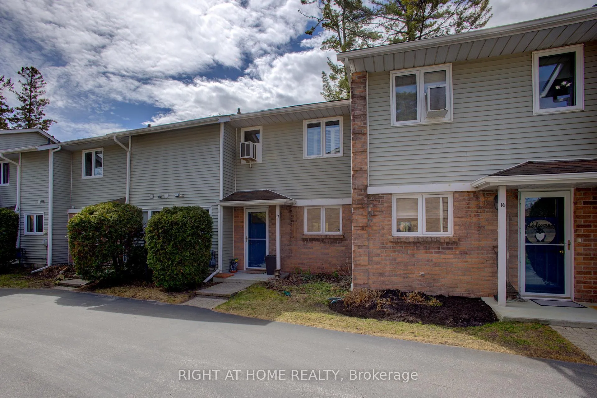 Photo 5 of Unit 17, 39 28th Street S, Wasaga Beach — HOMEH
