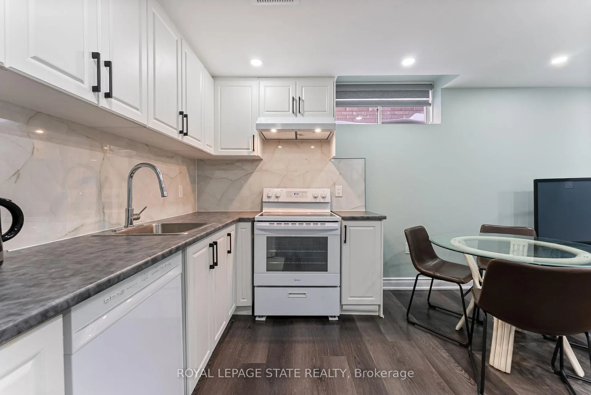 Photo 4 of Unit Lower, 183 Rockledge Drive, Hamilton, Rural Glanbrook — HOMEH