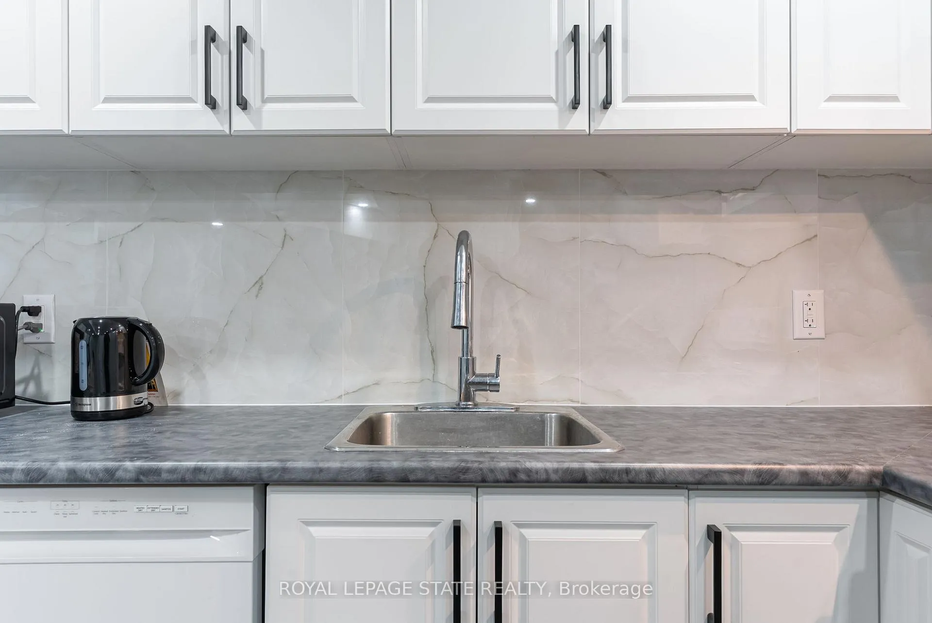 Photo 6 of Unit Lower, 183 Rockledge Drive, Hamilton, Rural Glanbrook — HOMEH