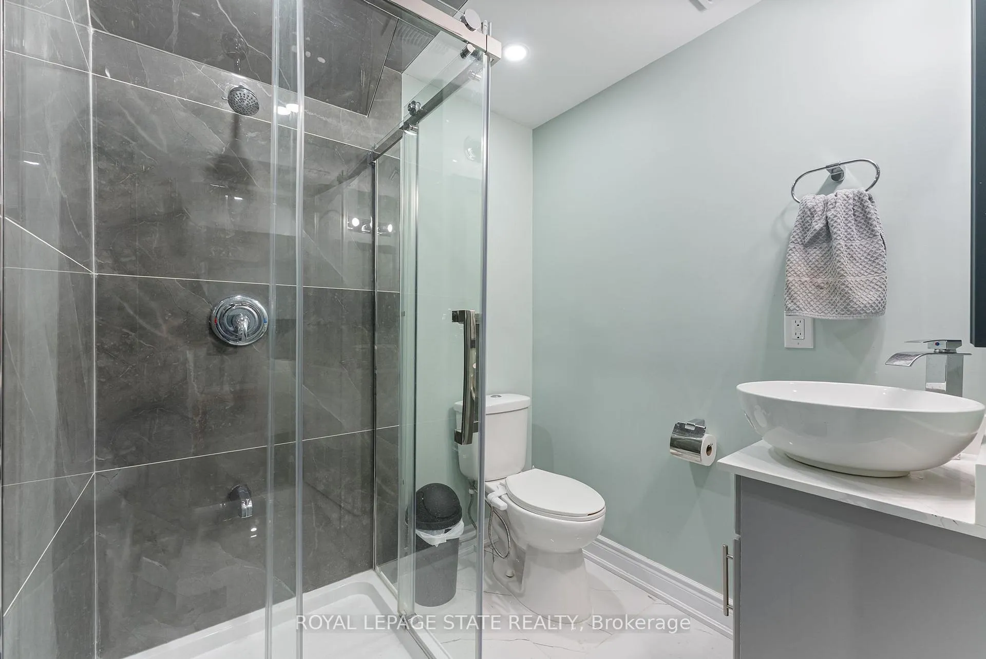 Photo 14 of Unit Lower, 183 Rockledge Drive, Hamilton, Rural Glanbrook — HOMEH