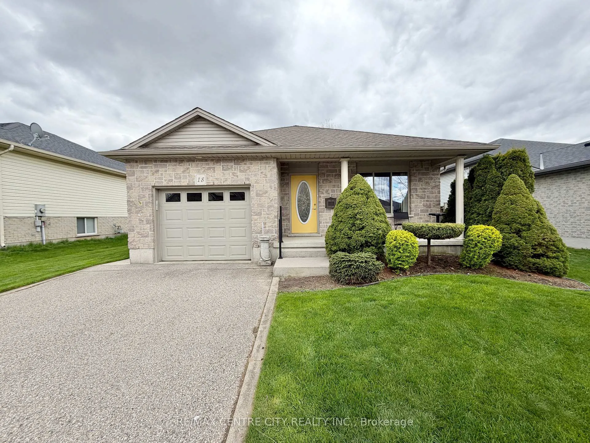 Photo 3 of 18 Redtail Court, St. Thomas — HOMEH