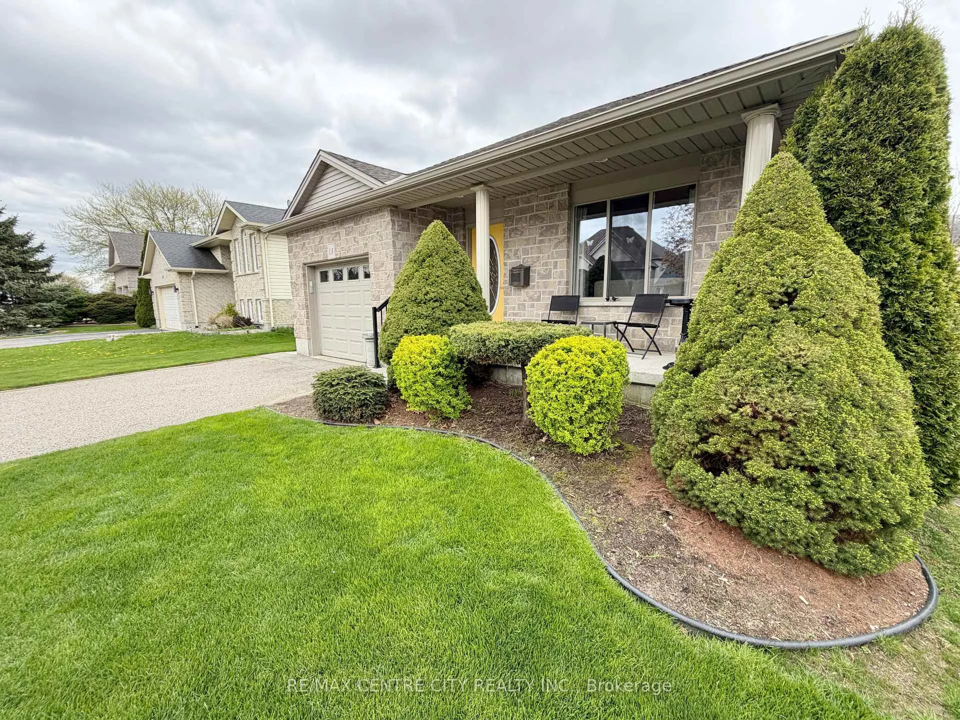 Photo 5 of 18 Redtail Court, St. Thomas — HOMEH