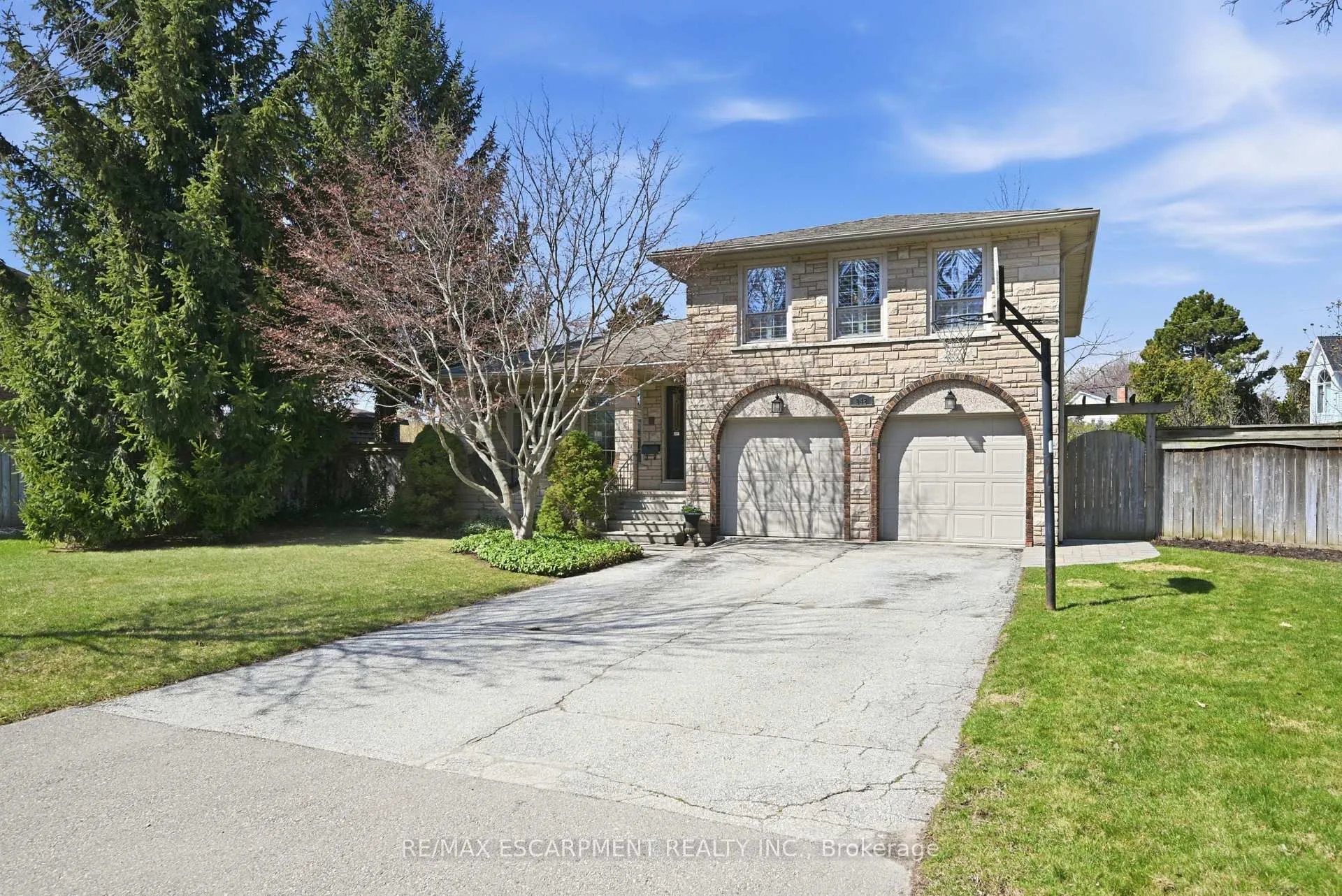 Photo 2 of 248 Applevale Court, Burlington, Shoreacres — HOMEH