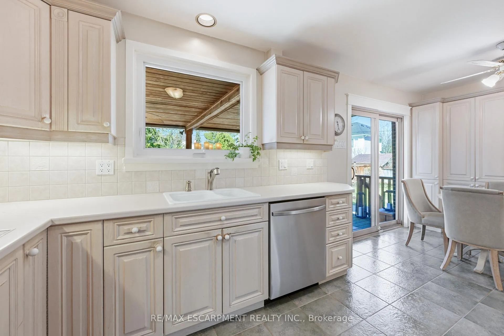 Photo 14 of 248 Applevale Court, Burlington, Shoreacres — HOMEH
