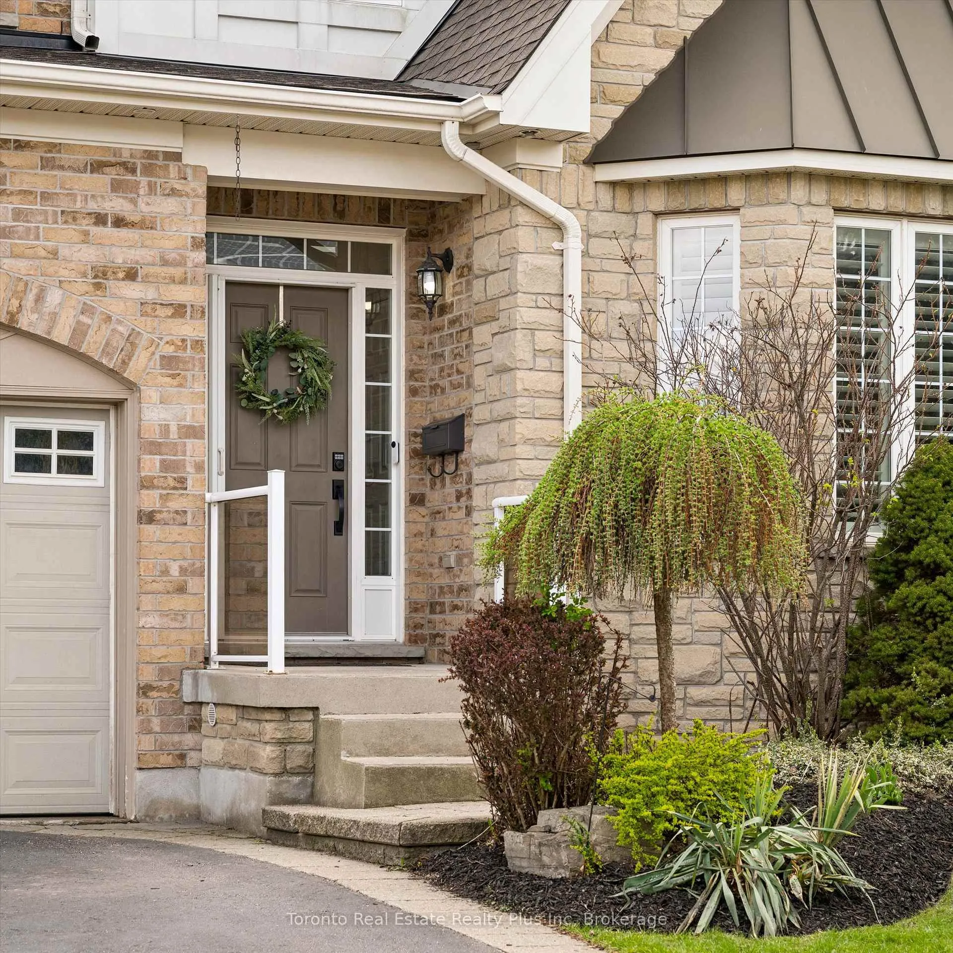 Photo 3 of 14 Mossgrove Drive, Kitchener — HOMEH