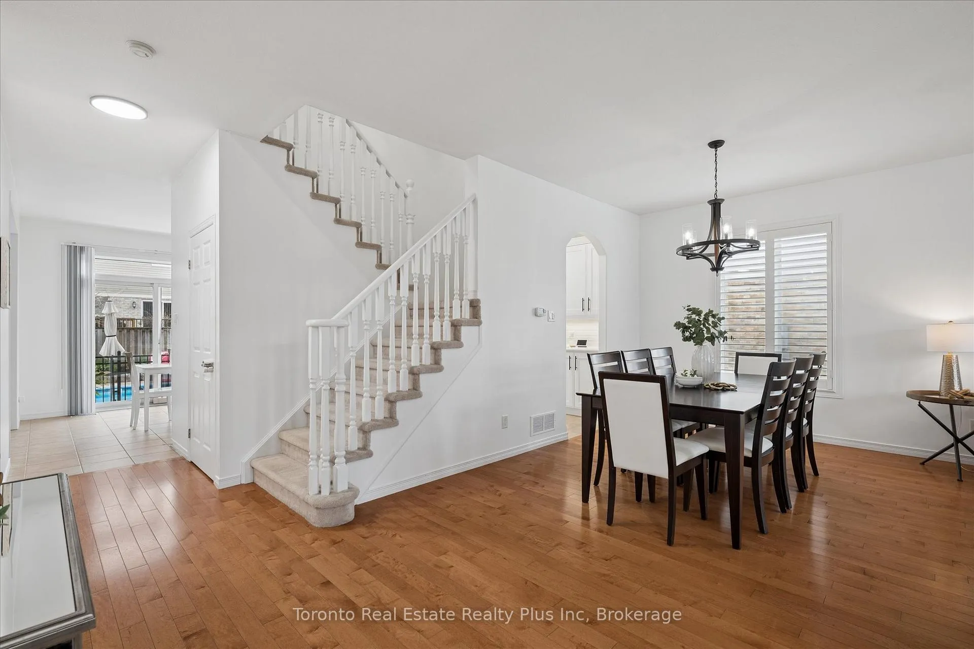 Photo 5 of 14 Mossgrove Drive, Kitchener — HOMEH
