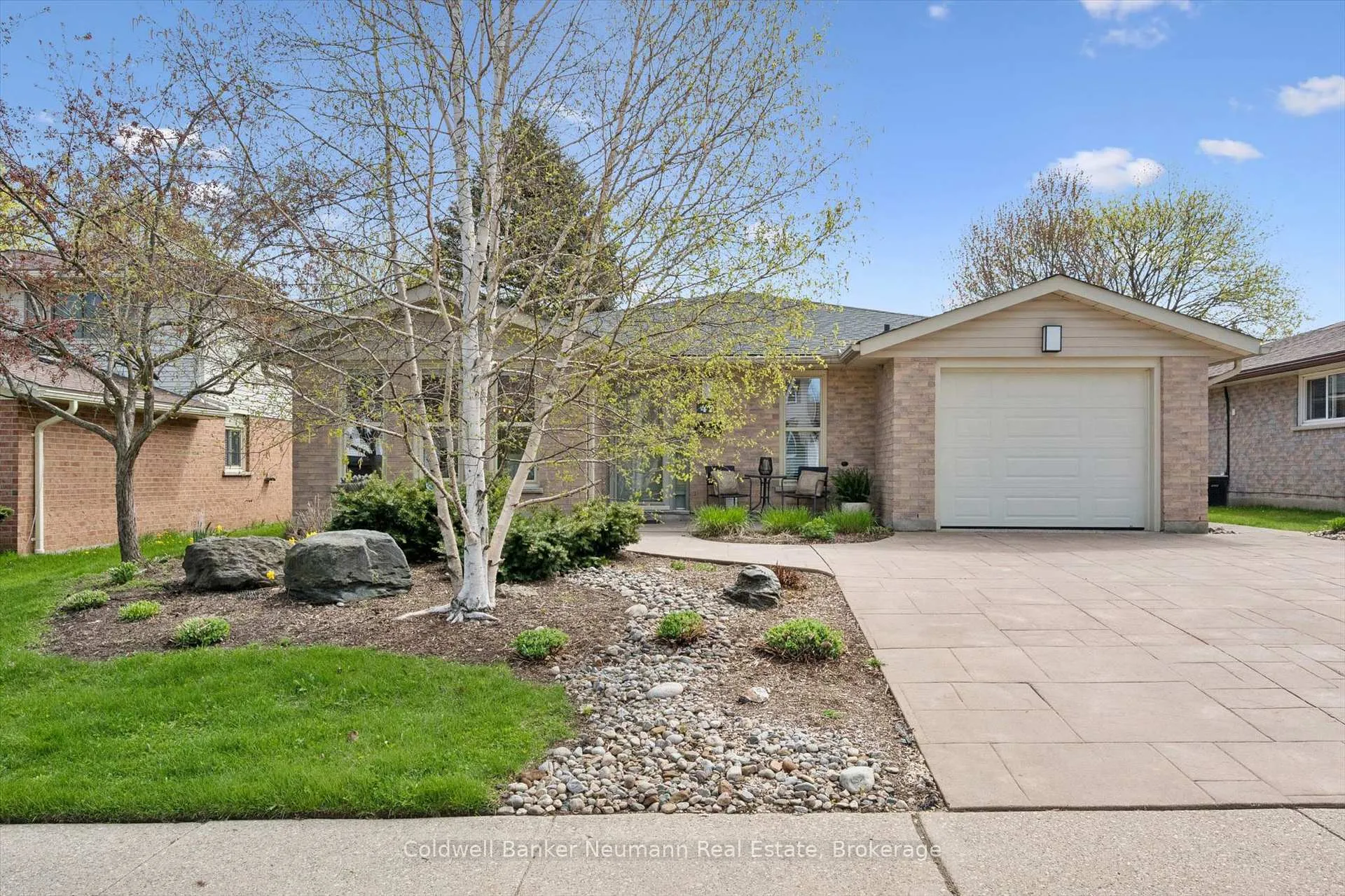 Photo 2 of 47 Springdale Boulevard, Guelph, Willow West/Sugarbush/West Acres — HOMEH