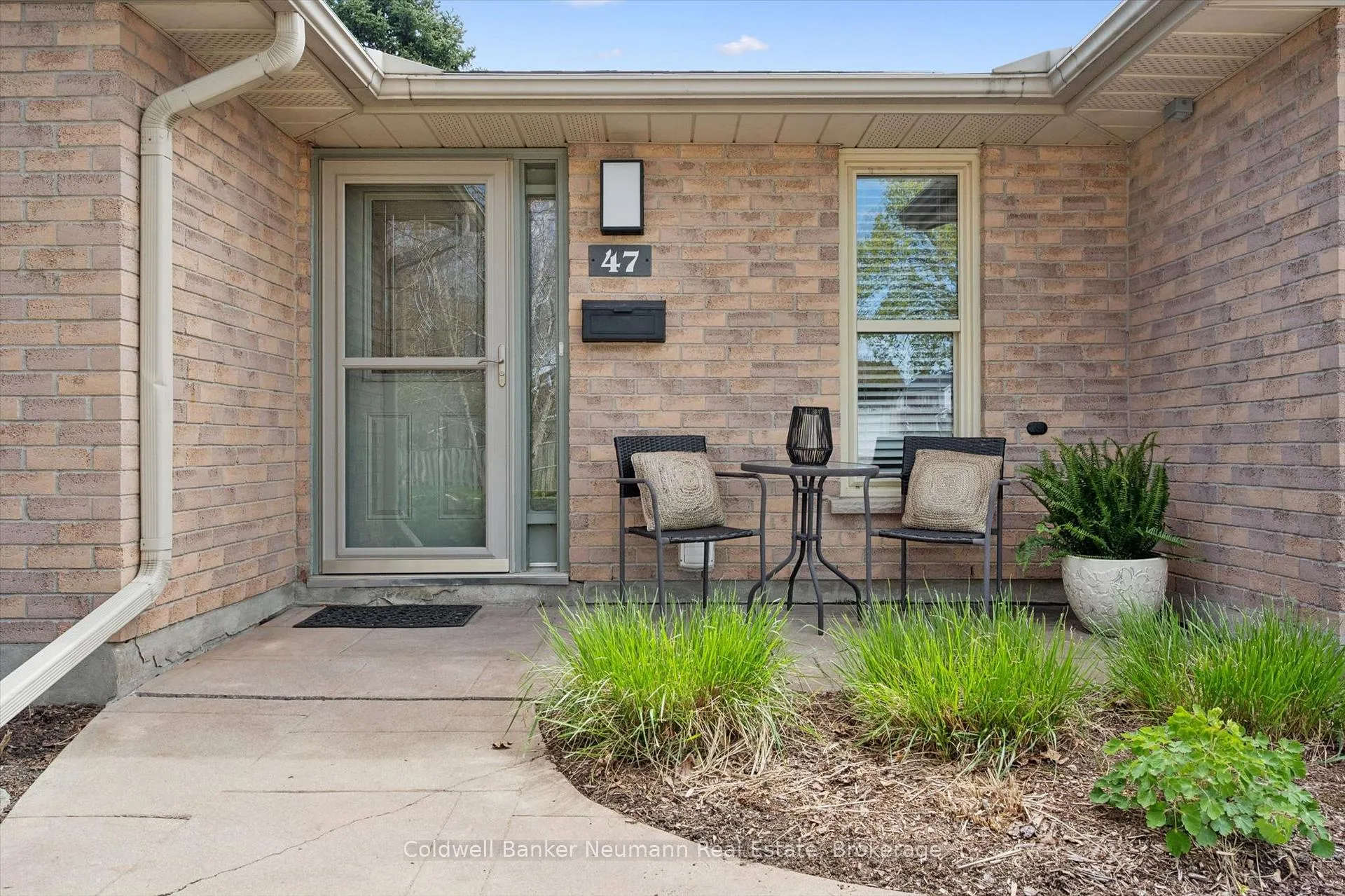Photo 3 of 47 Springdale Boulevard, Guelph, Willow West/Sugarbush/West Acres — HOMEH