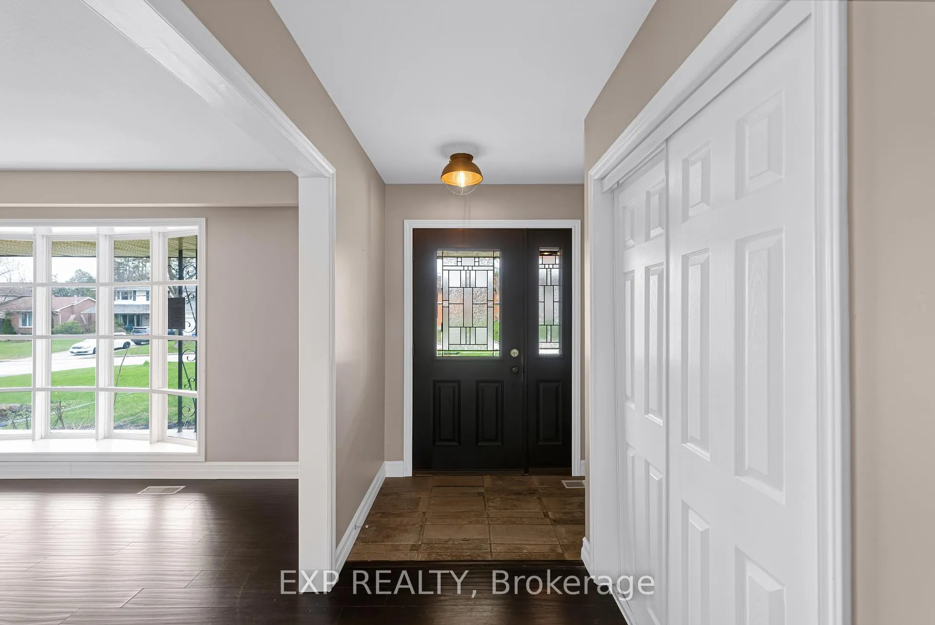 Photo 3 of 11 Bellevue Crescent, Barrie, City Centre — HOMEH