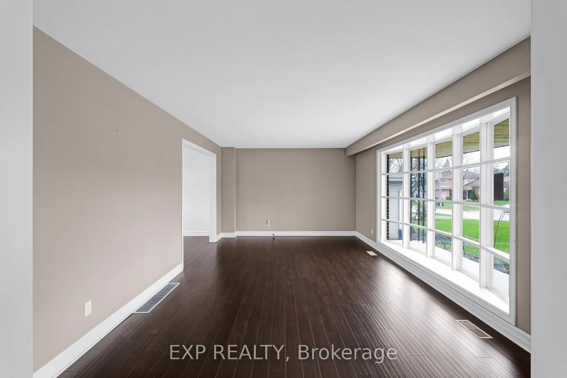 Photo 5 of 11 Bellevue Crescent, Barrie, City Centre — HOMEH