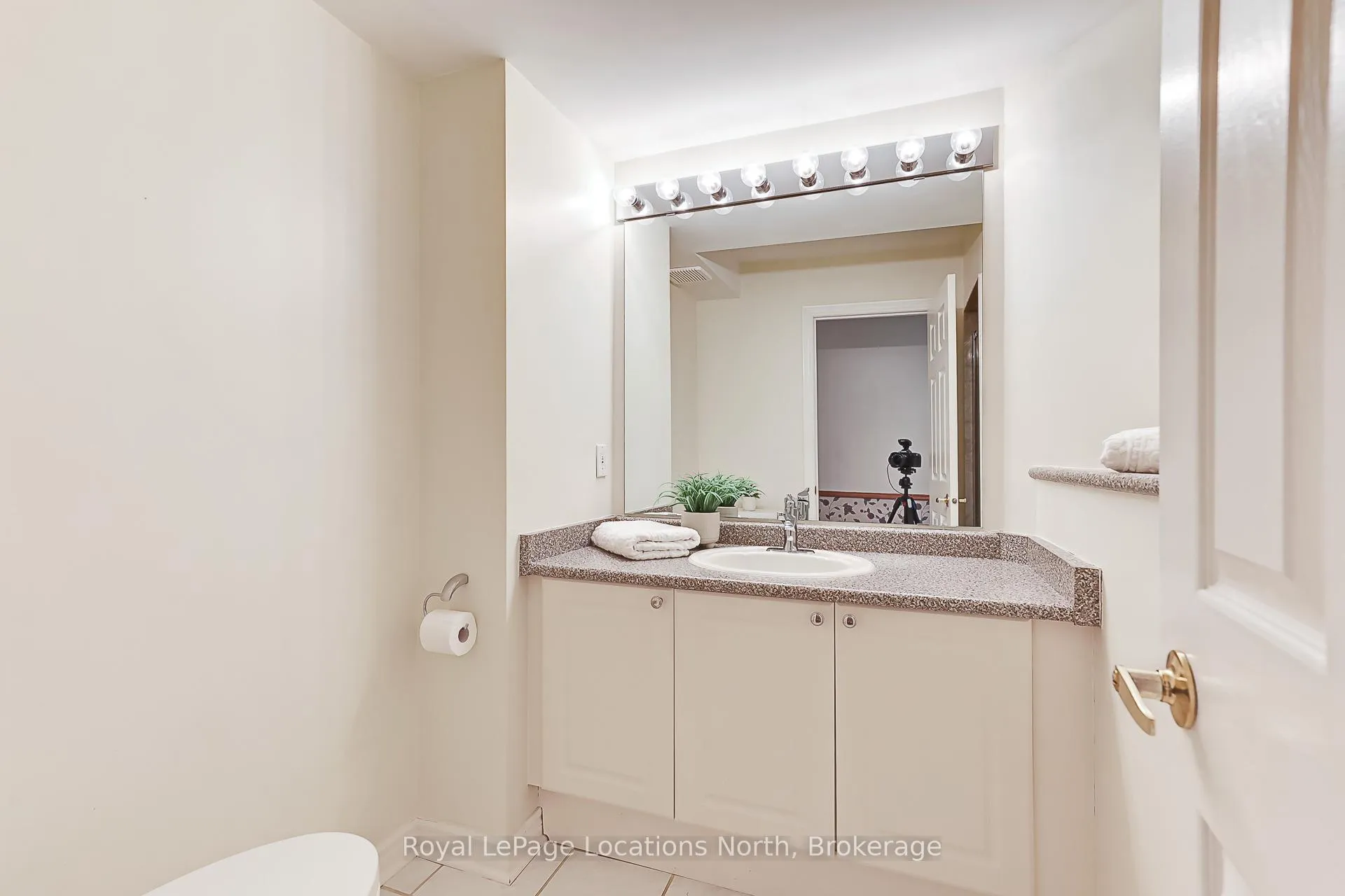 Photo 18 of 35 Barker Boulevard, Collingwood — HOMEH