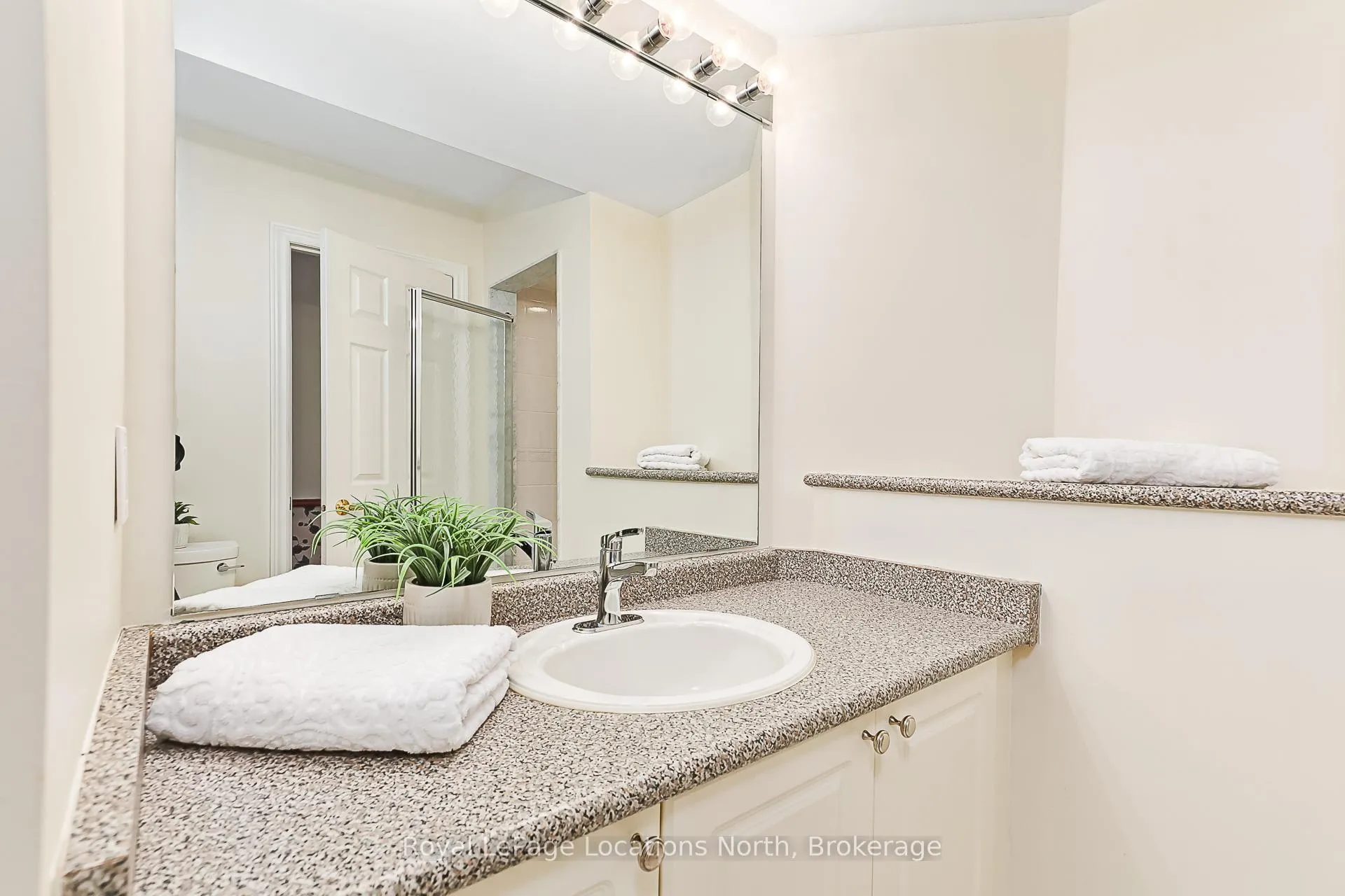 Photo 19 of 35 Barker Boulevard, Collingwood — HOMEH