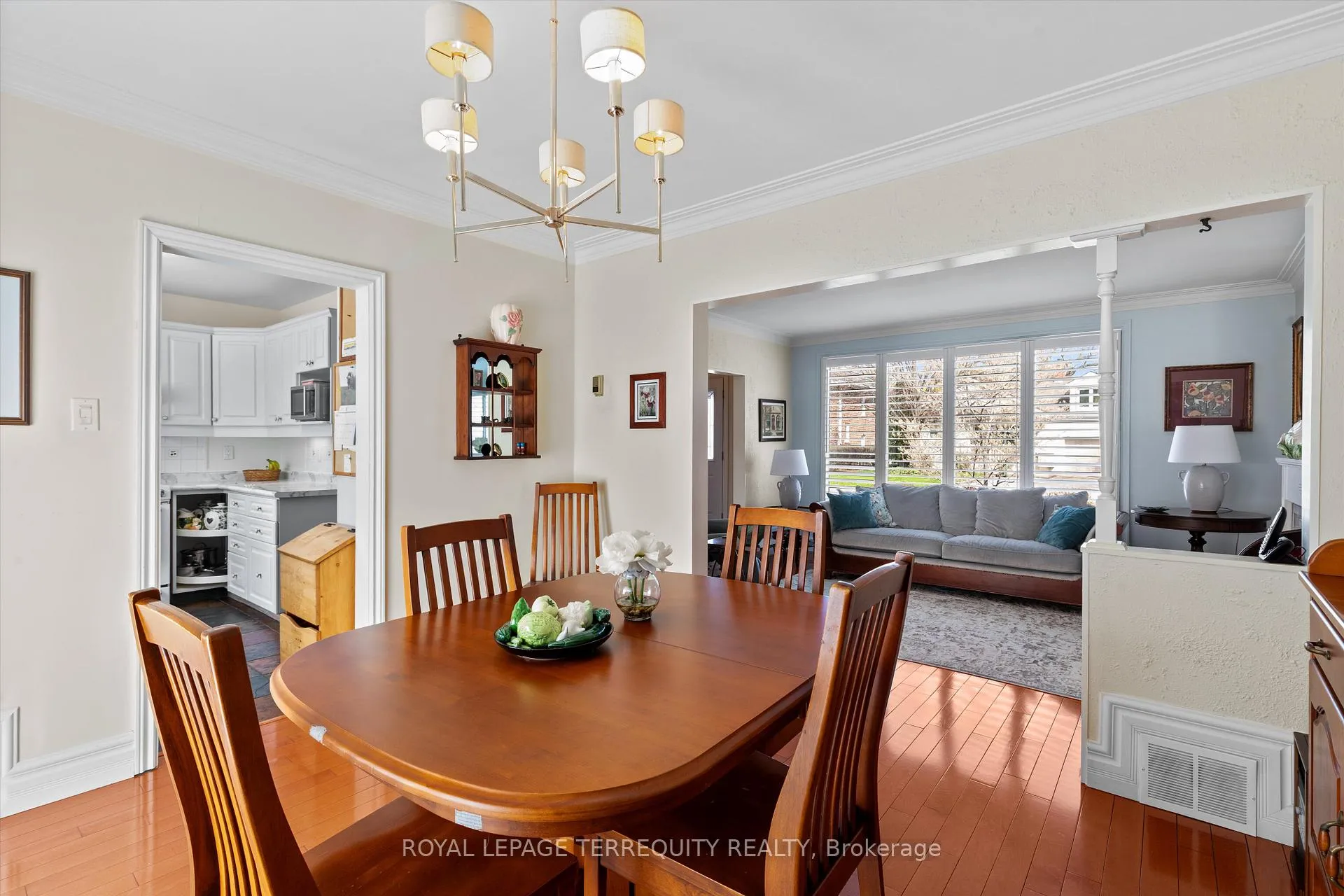 Photo 9 of 19 Bernice Avenue, Etobicoke, Stonegate-Queensway — HOMEH