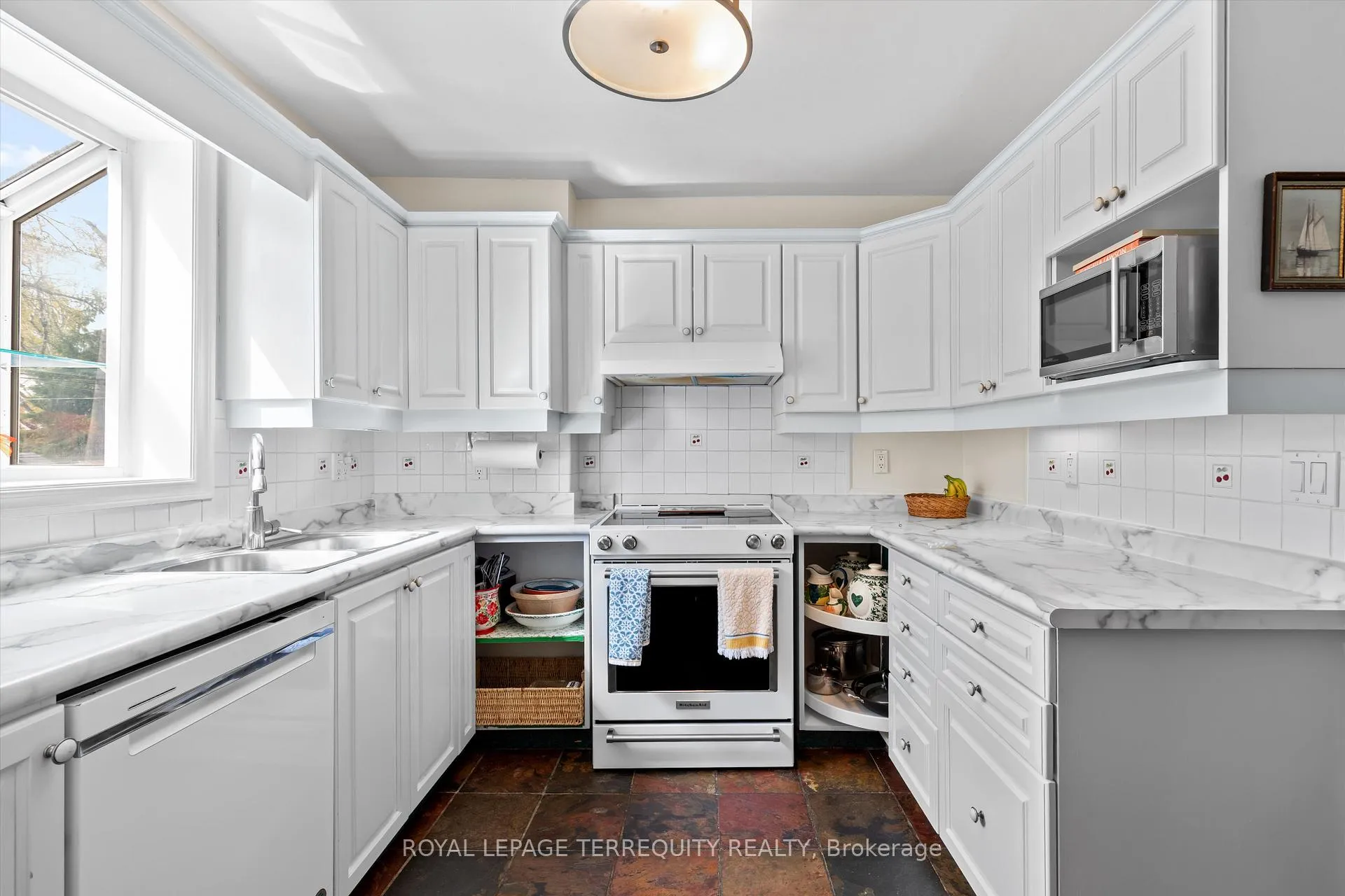 Photo 12 of 19 Bernice Avenue, Etobicoke, Stonegate-Queensway — HOMEH