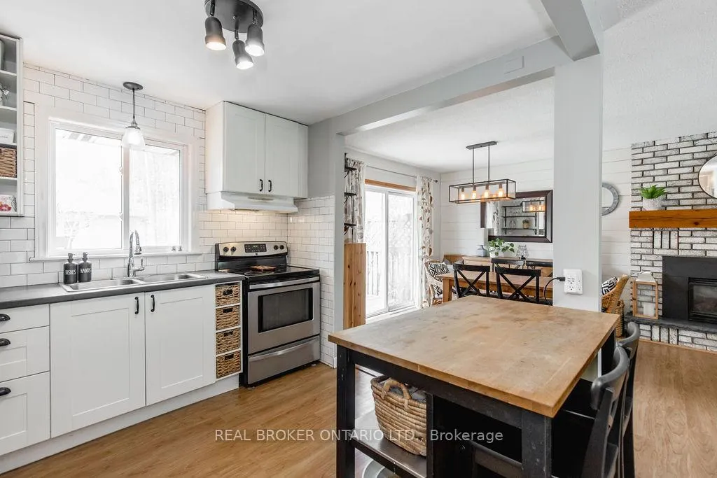 Photo 5 of 12 Alexander Street, Springwater, Anten Mills — HOMEH