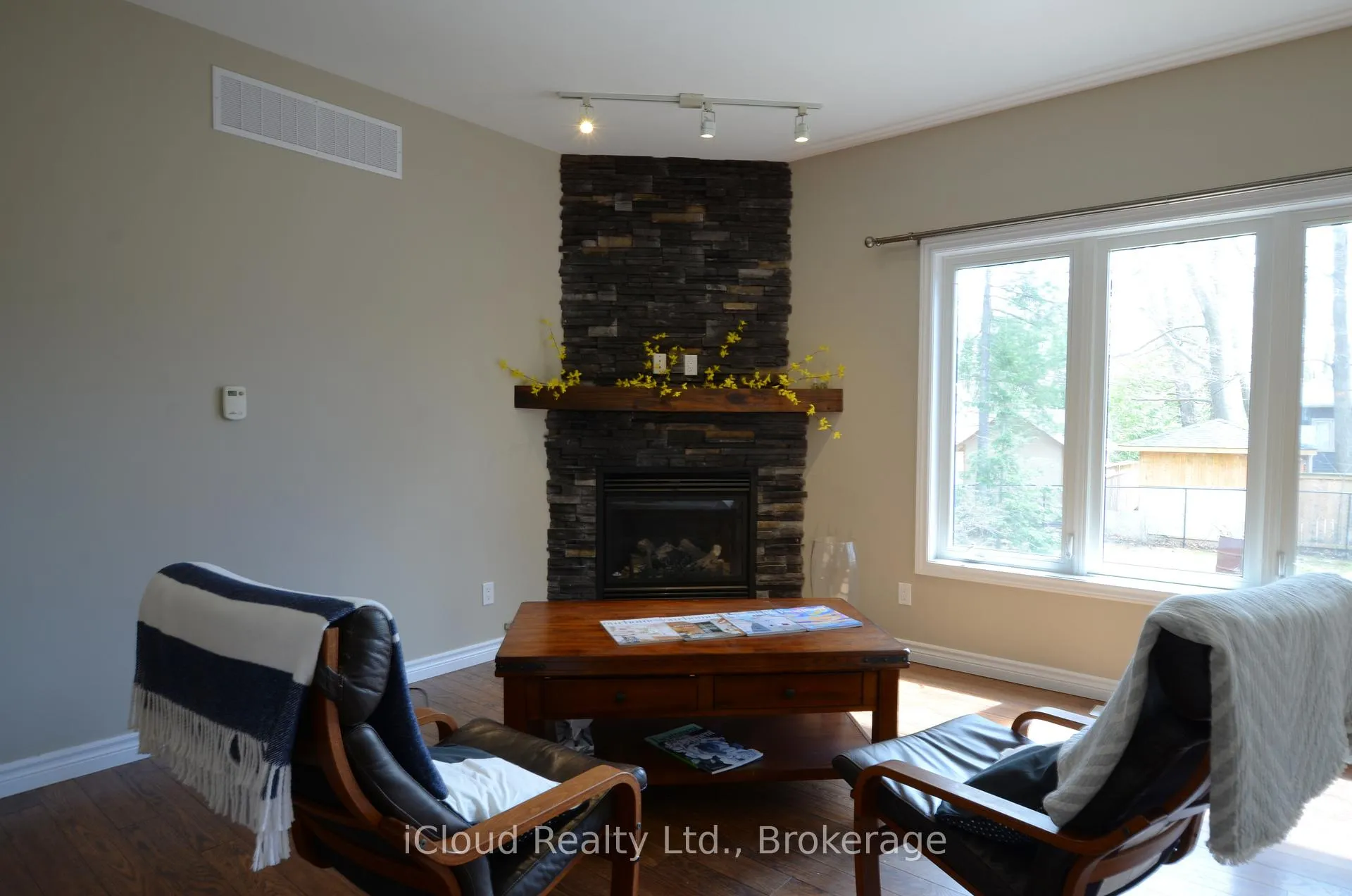 Photo 3 of 25 Rue Vanier, Tiny, Rural Tiny — HOMEH