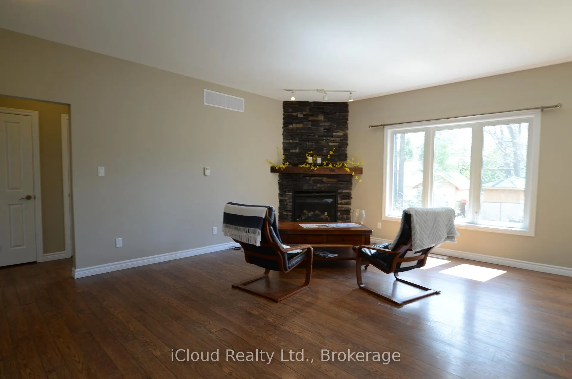 Photo 4 of 25 Rue Vanier, Tiny, Rural Tiny — HOMEH