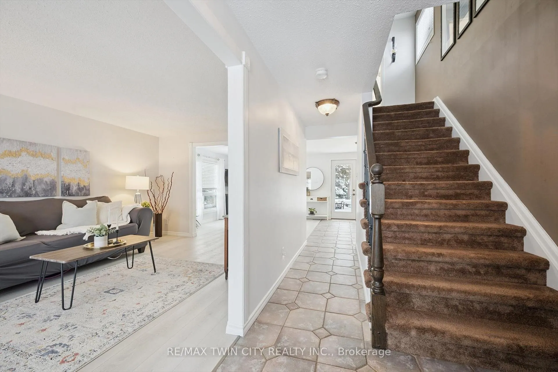 Photo 6 of 98 Old Maple Lane, Kitchener — HOMEH