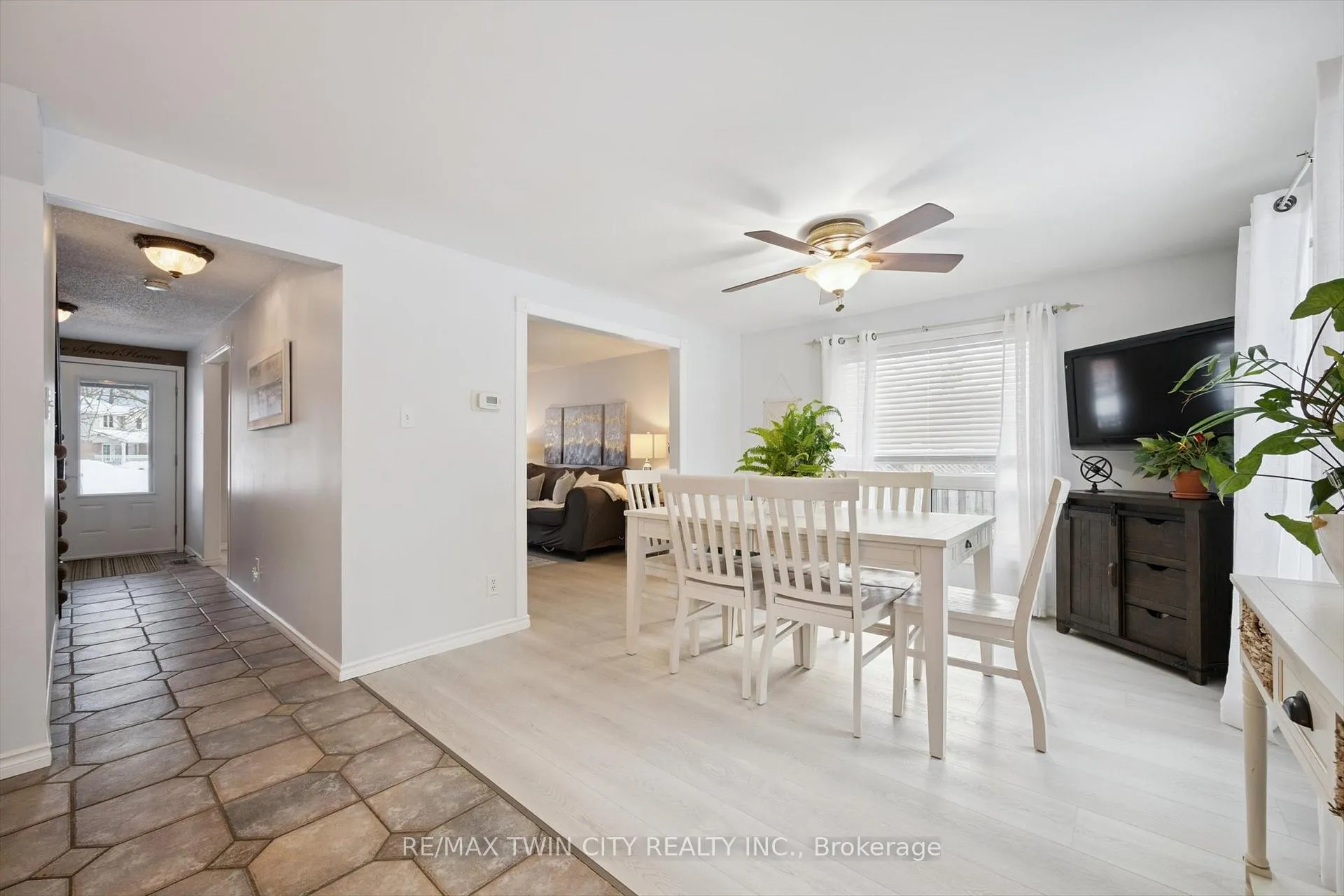 Photo 9 of 98 Old Maple Lane, Kitchener — HOMEH