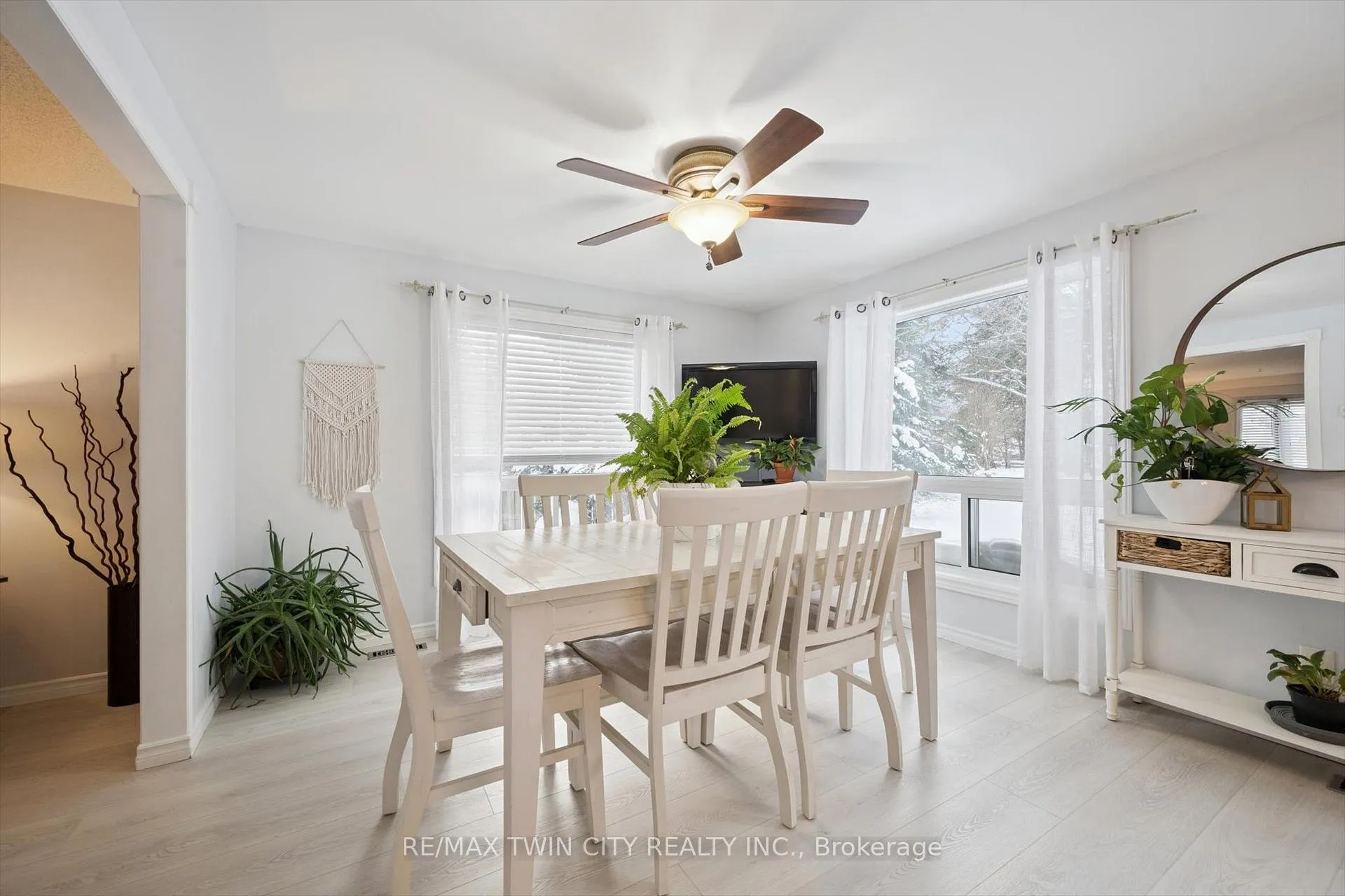 Photo 10 of 98 Old Maple Lane, Kitchener — HOMEH