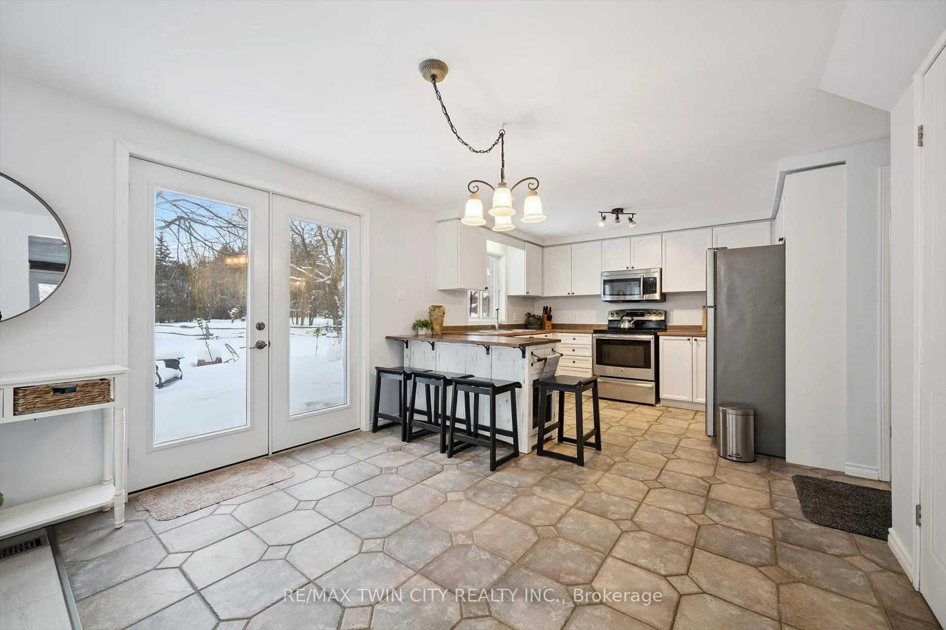 Photo 12 of 98 Old Maple Lane, Kitchener — HOMEH
