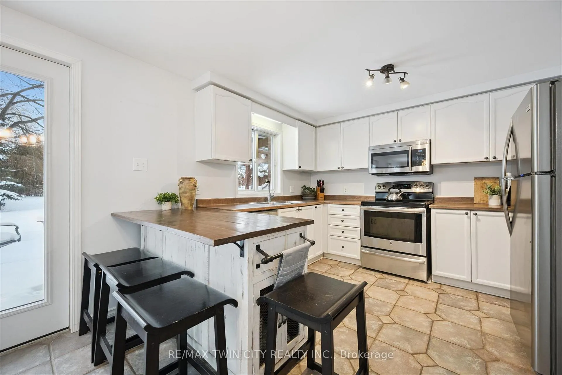 Photo 13 of 98 Old Maple Lane, Kitchener — HOMEH