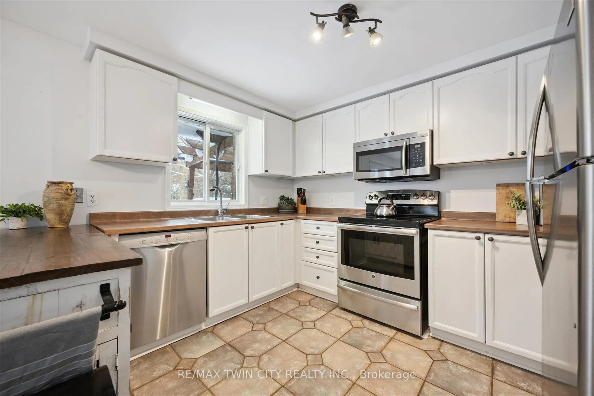 Photo 14 of 98 Old Maple Lane, Kitchener — HOMEH
