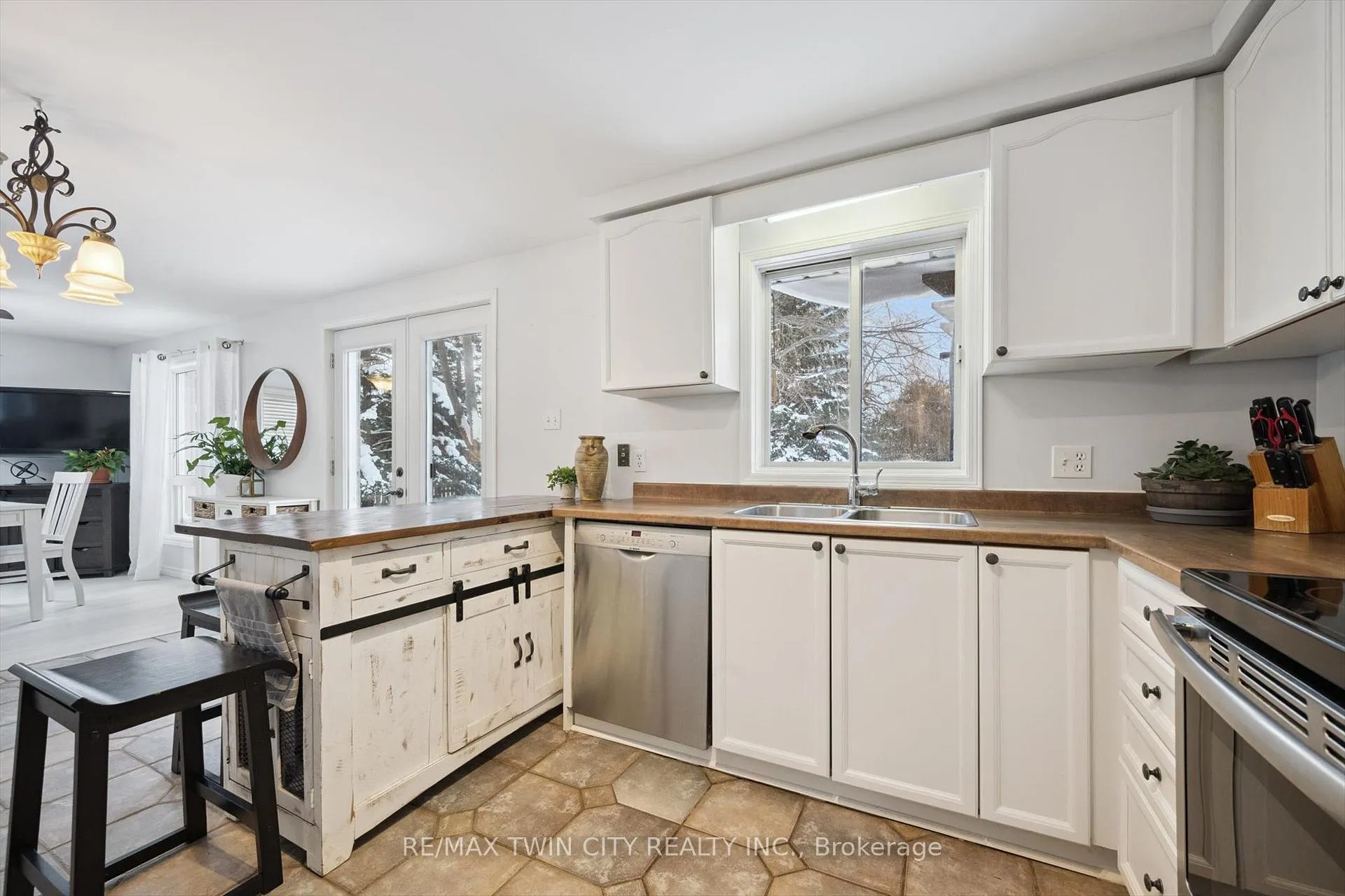 Photo 15 of 98 Old Maple Lane, Kitchener — HOMEH