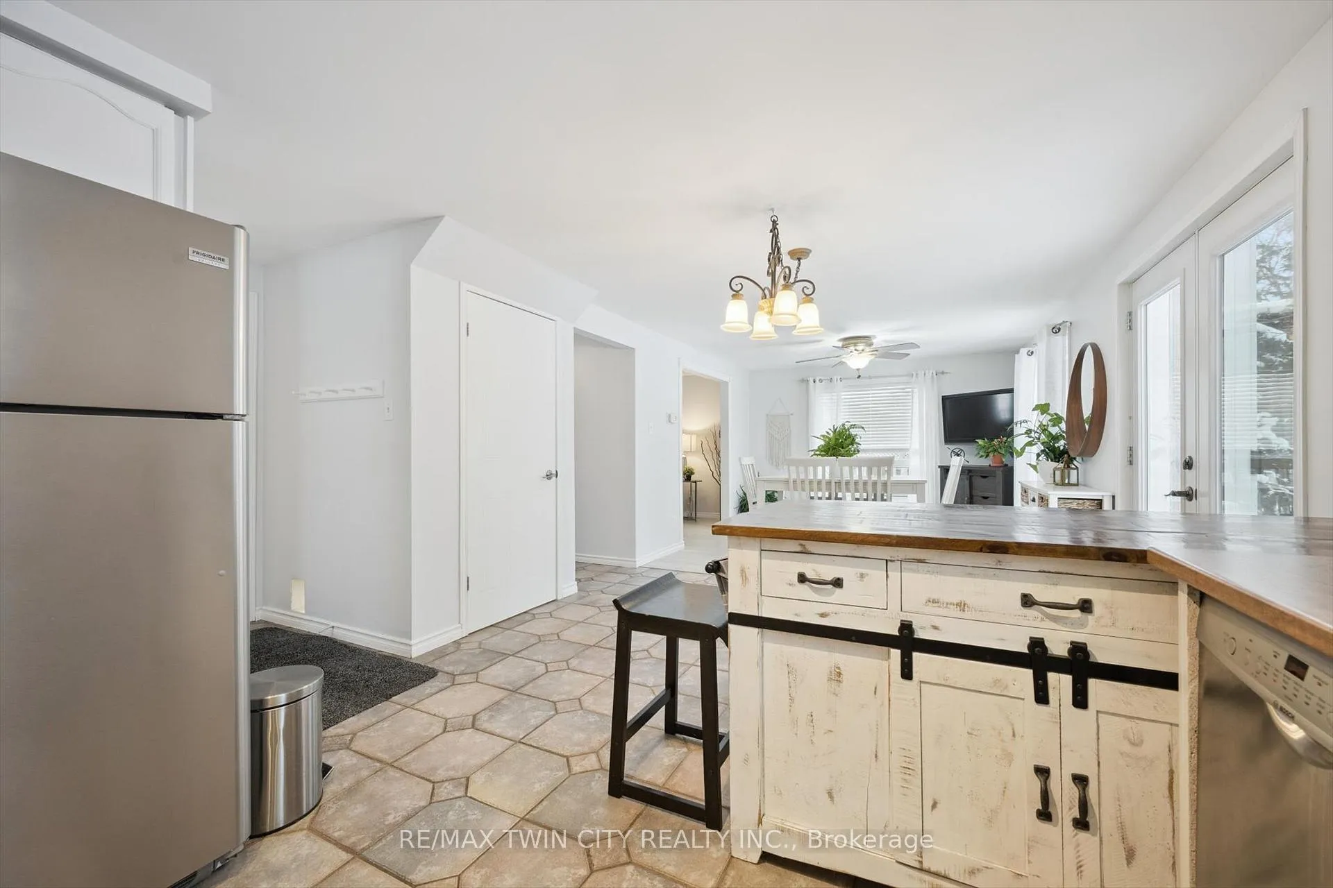 Photo 16 of 98 Old Maple Lane, Kitchener — HOMEH