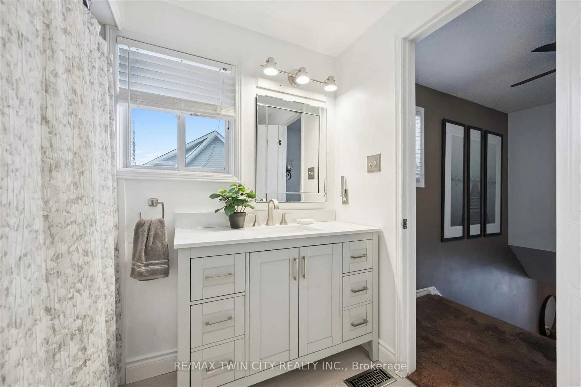 Photo 22 of 98 Old Maple Lane, Kitchener — HOMEH